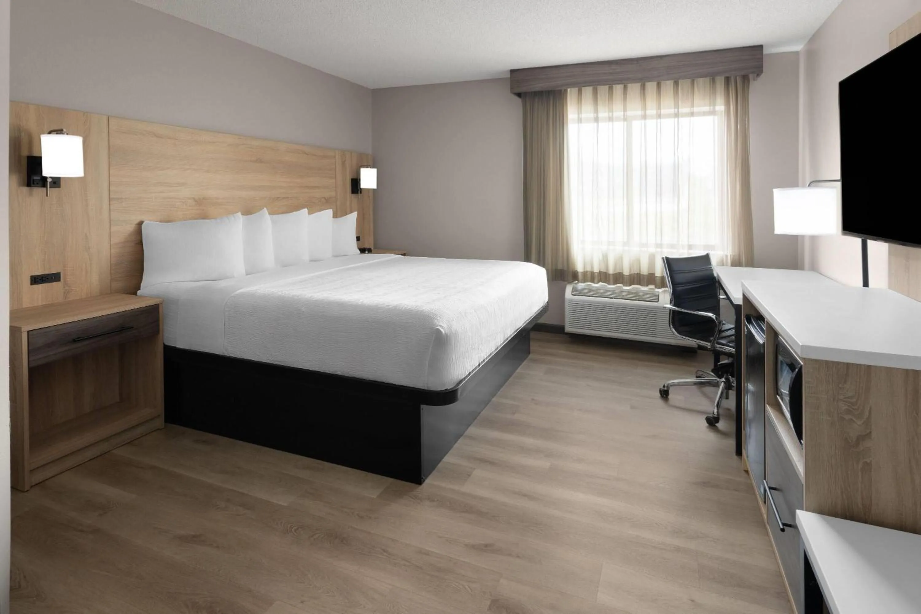 Photo of the whole room, Bed in La Quinta by Wyndham Mansfield OH