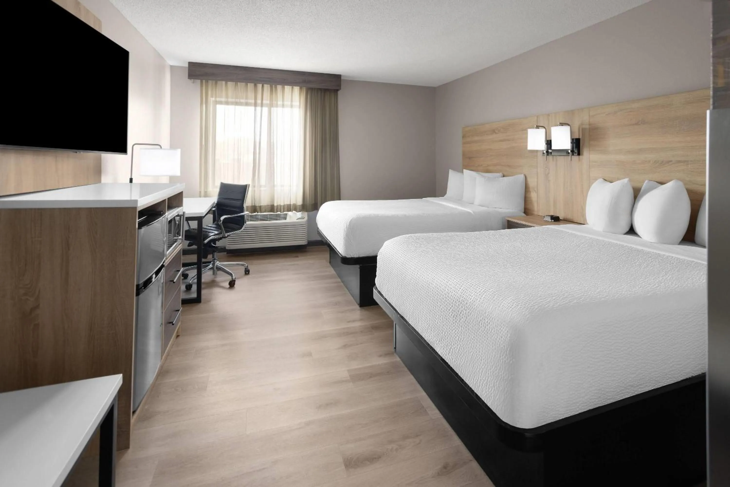 Photo of the whole room, Bed in La Quinta by Wyndham Mansfield OH