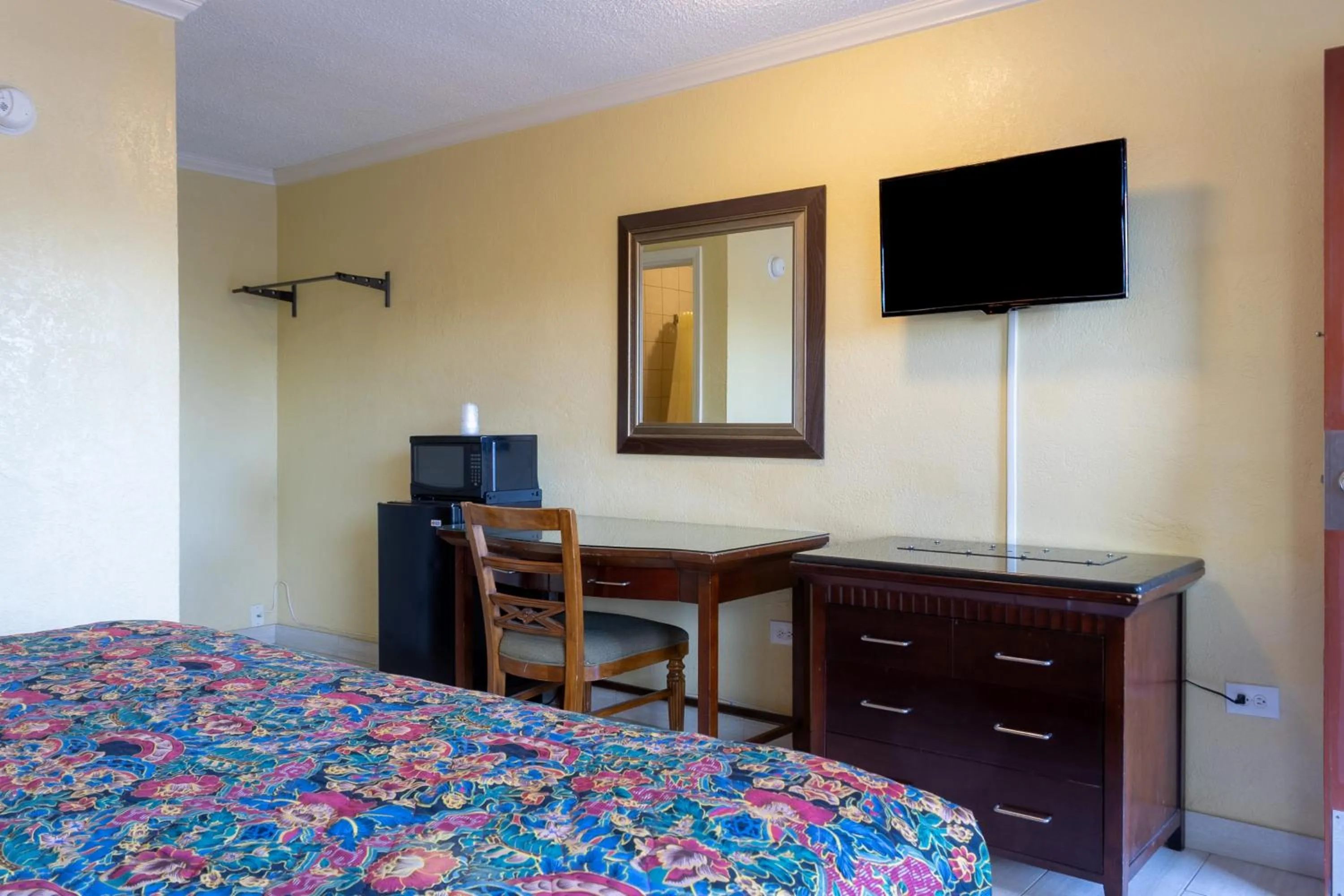 Bedroom, Bed in Kings Rest Motel