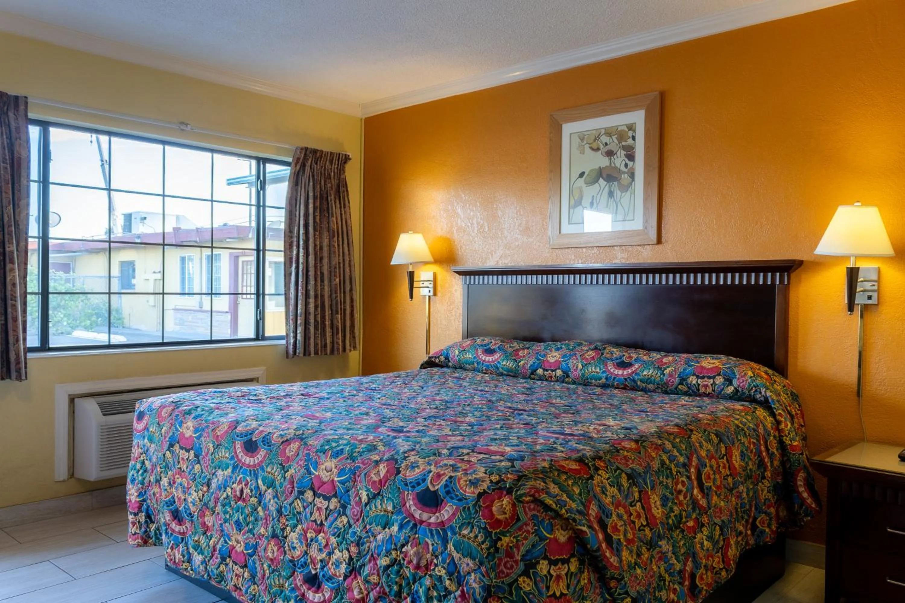 Bedroom, Bed in Kings Rest Motel