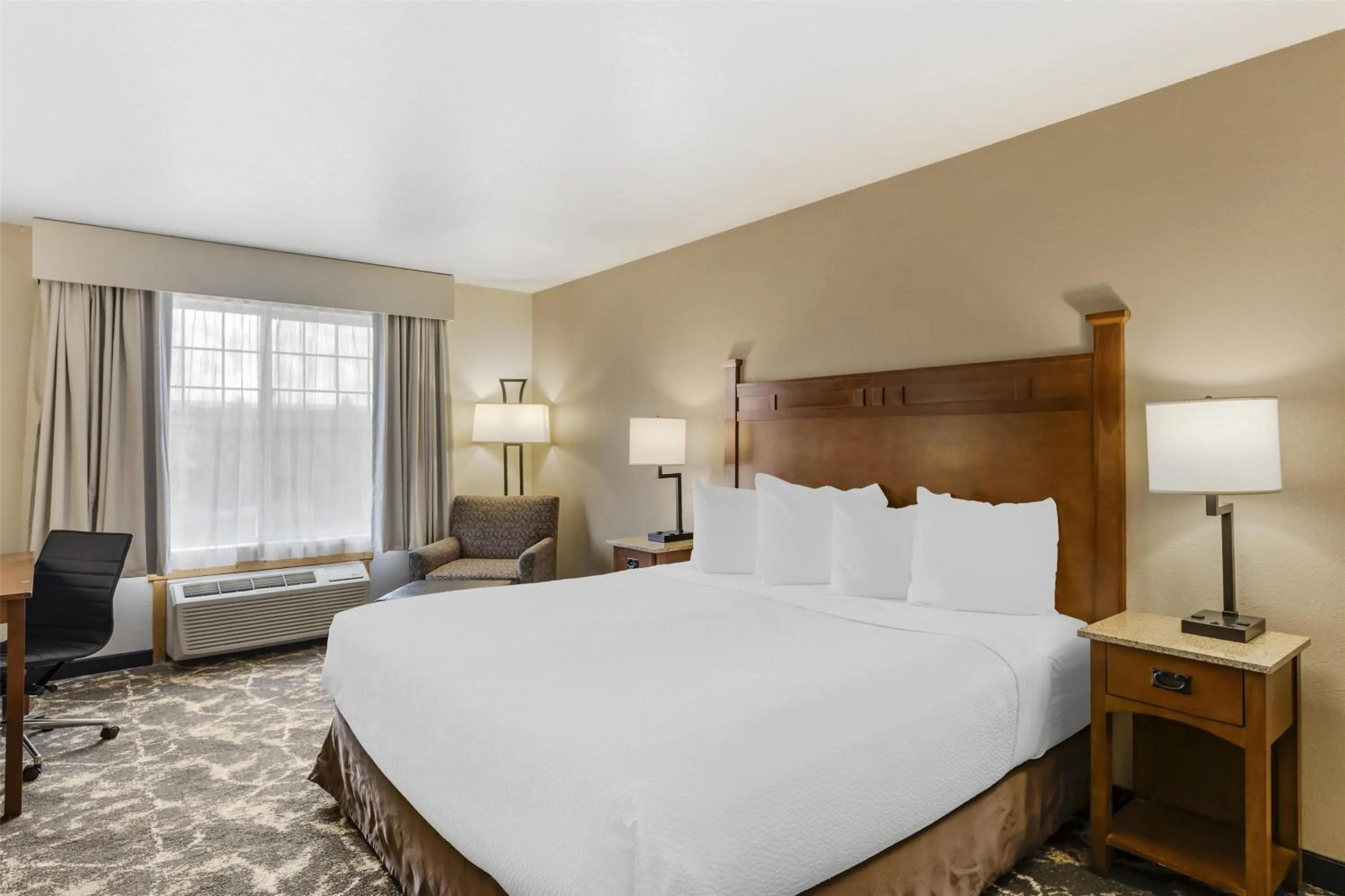 Bedroom, Bed in Best Western Plus Riverfront Hotel and Suites