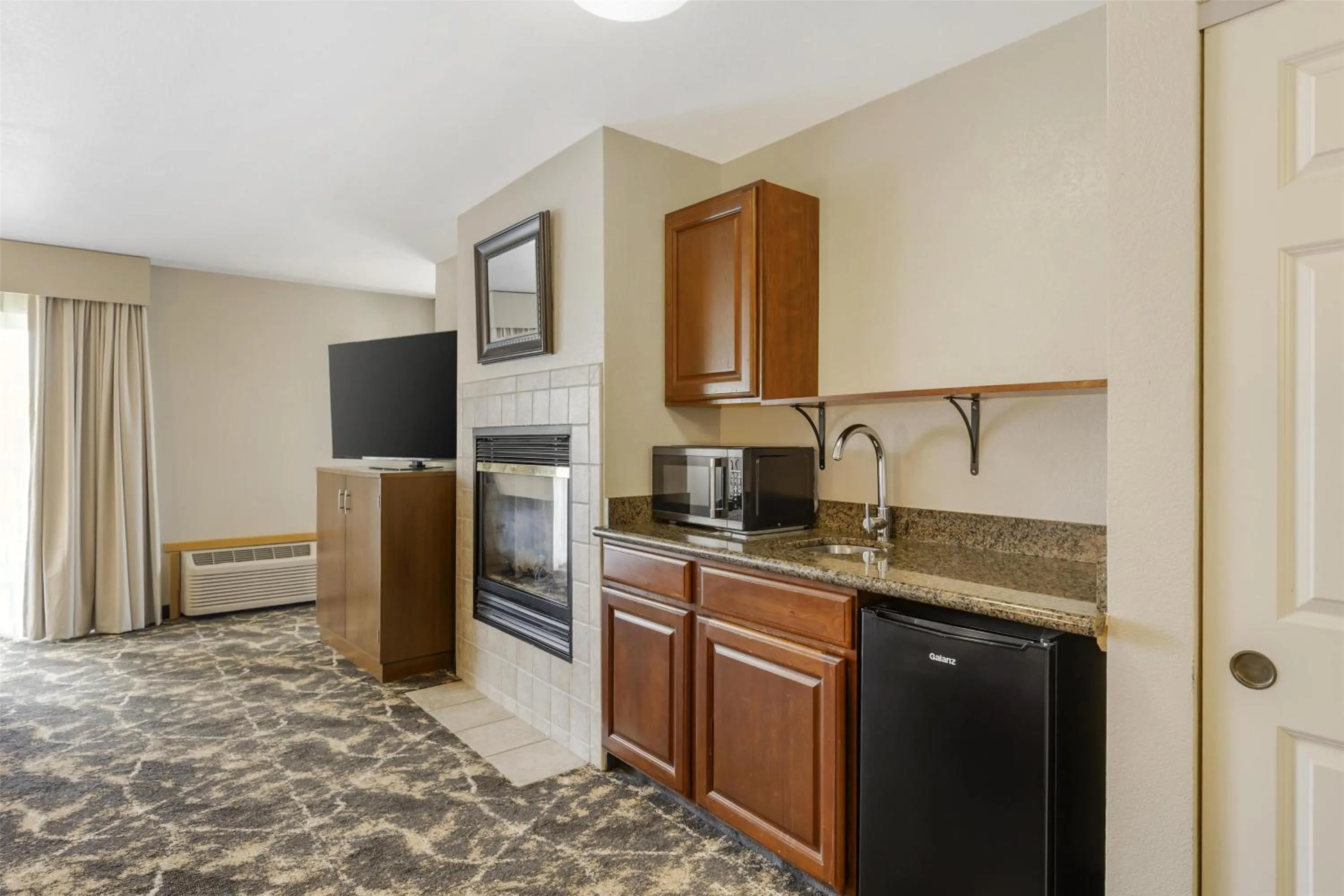 Bedroom in Best Western Plus Riverfront Hotel and Suites