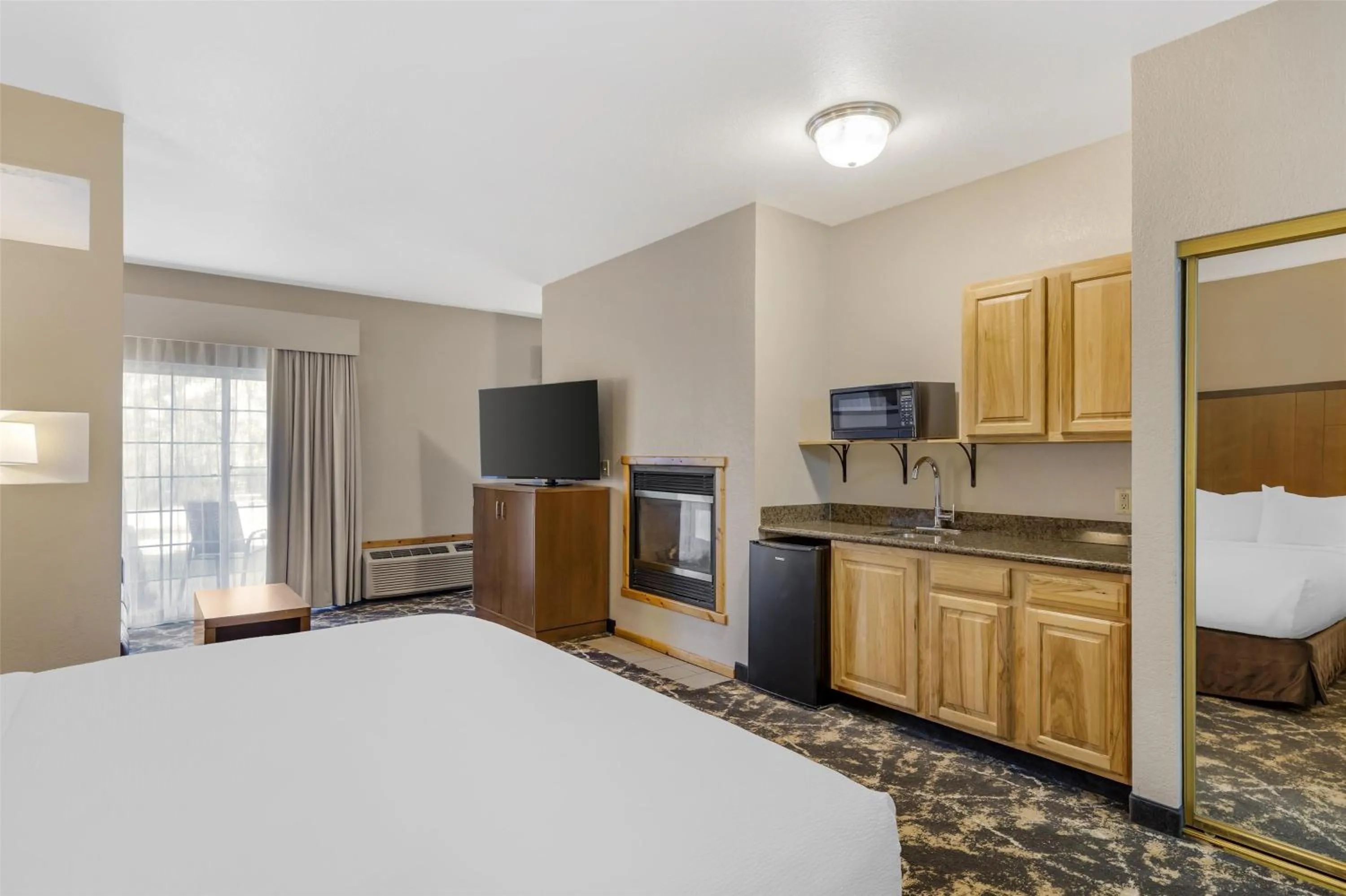 Bedroom, Bed in Best Western Plus Riverfront Hotel and Suites