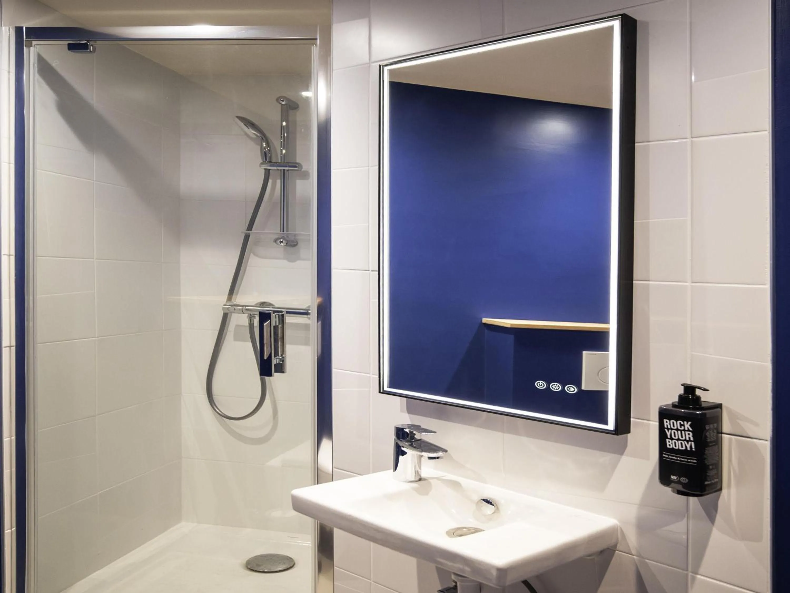 Bedroom in ibis Styles Paris Opera Lafayette