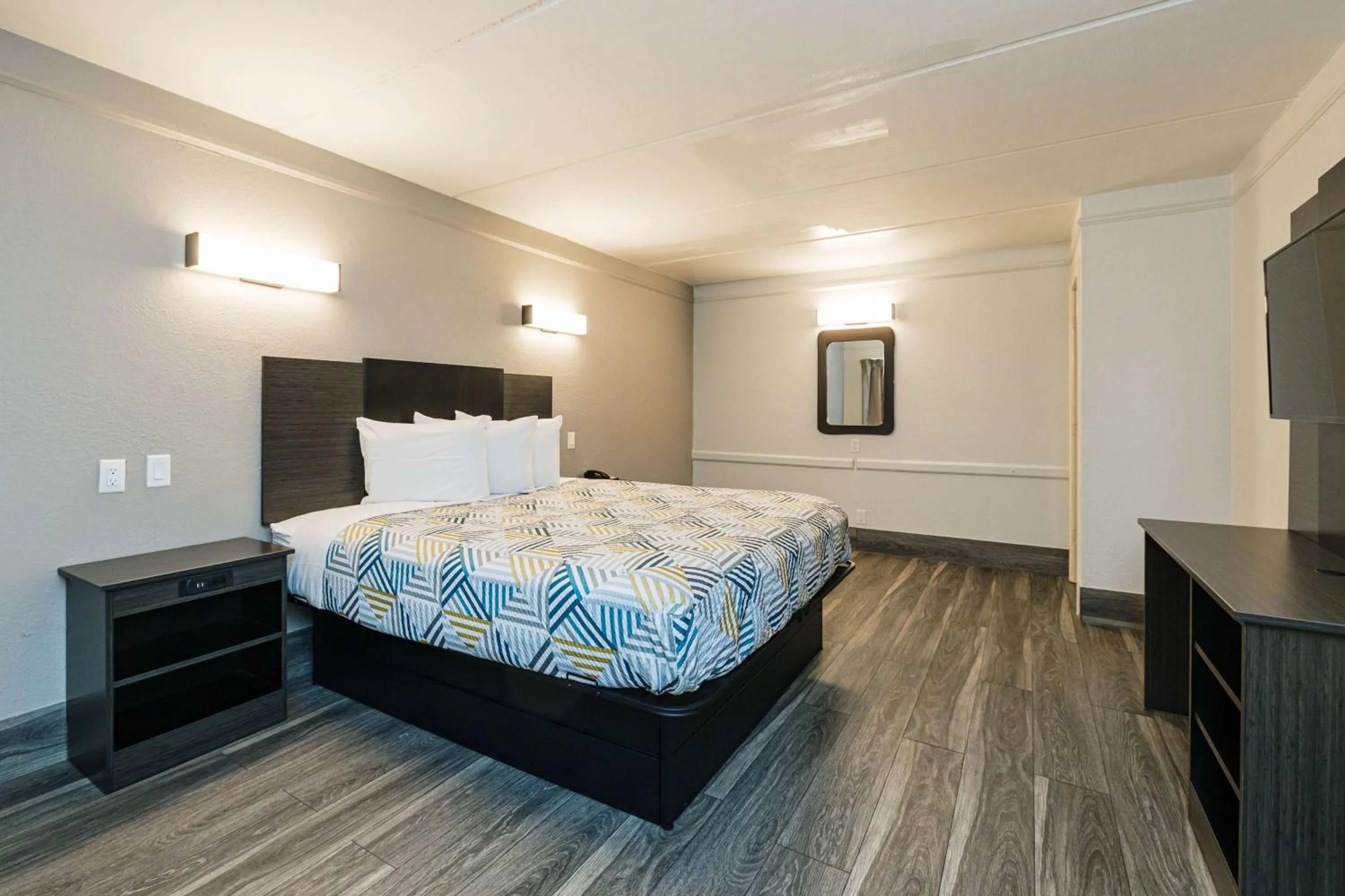 Bedroom, Bed in Motel 6-Baytown, TX - Garth Rd