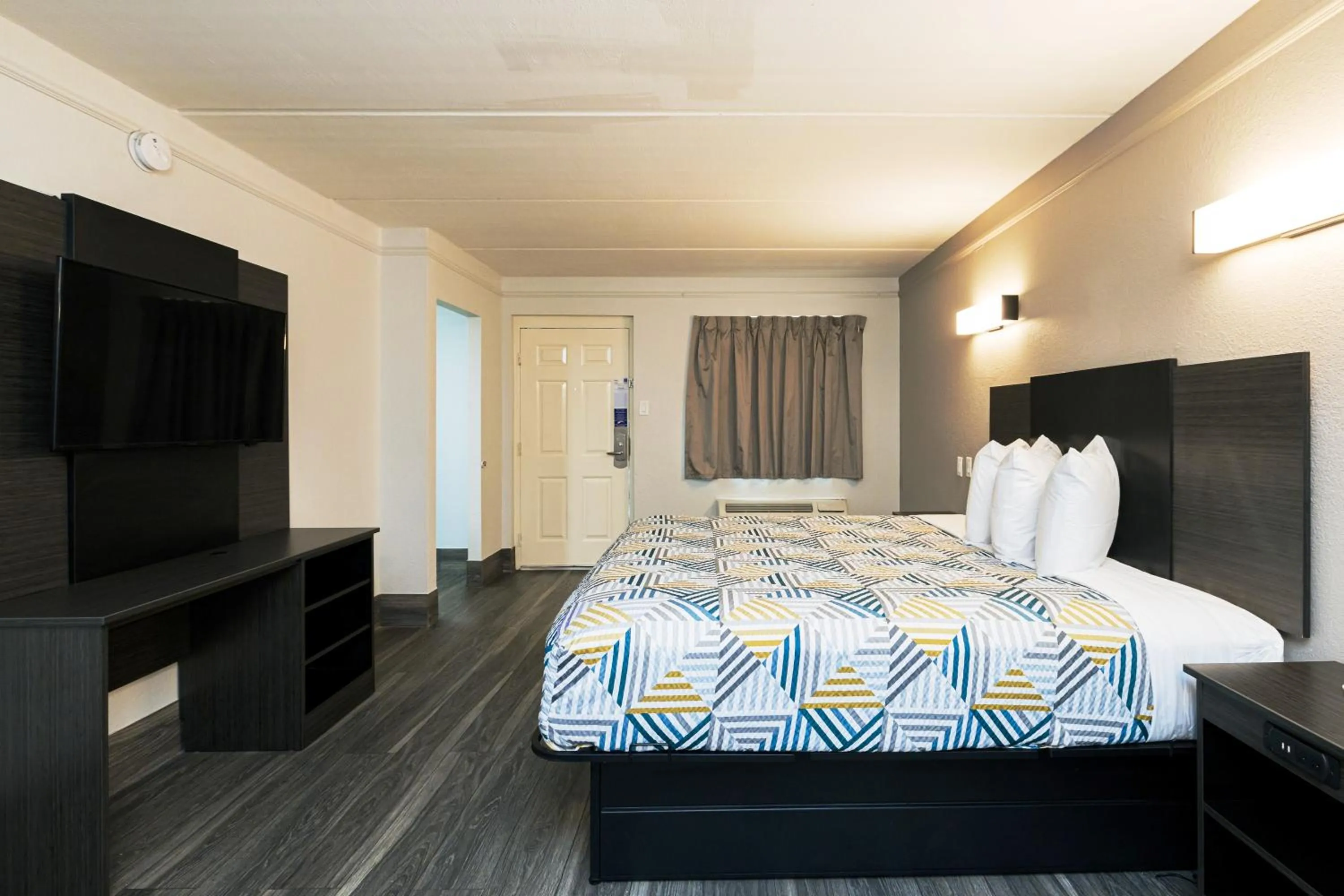 Bed in Motel 6-Baytown, TX - Garth Rd