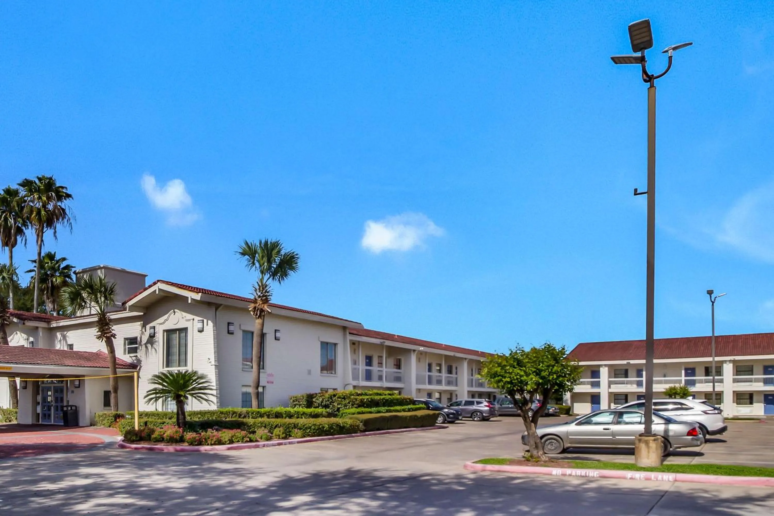 Property building in Motel 6-Baytown, TX - Garth Rd