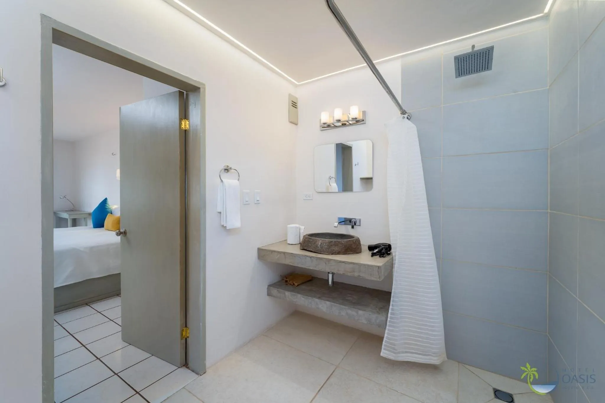 Bathroom, Bed in Hotel Oasis