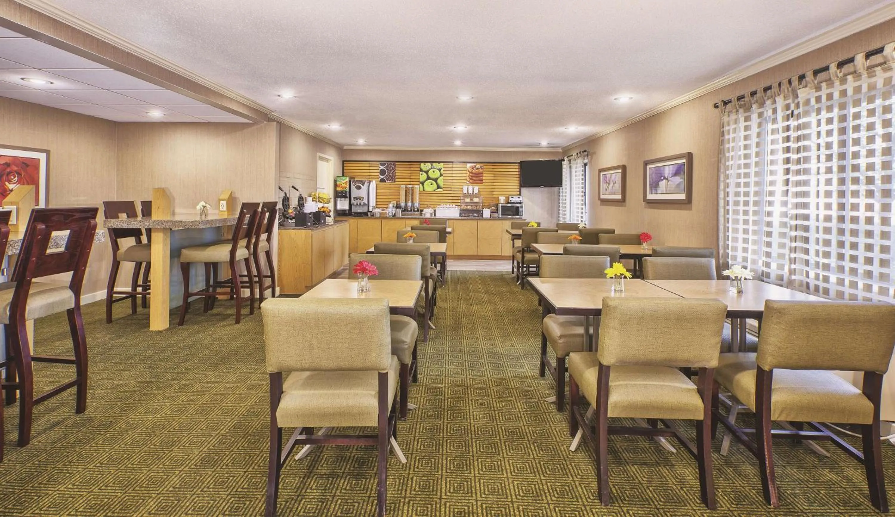 Restaurant/places to eat in La Quinta Inn by Wyndham Toledo Perrysburg