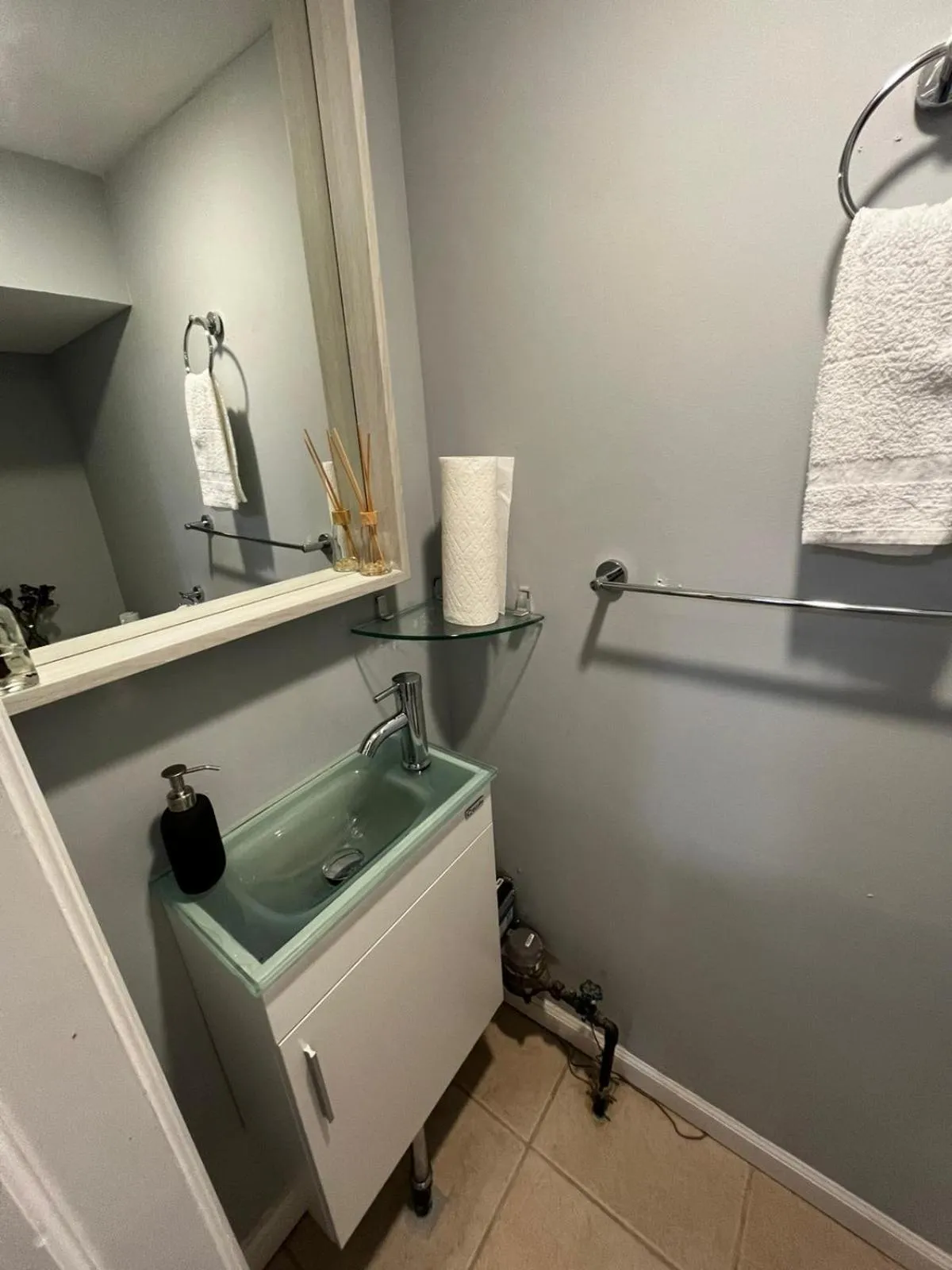 Bathroom in Tuscany 2900 - Classic Italian Style 3BR w Parking near Airport