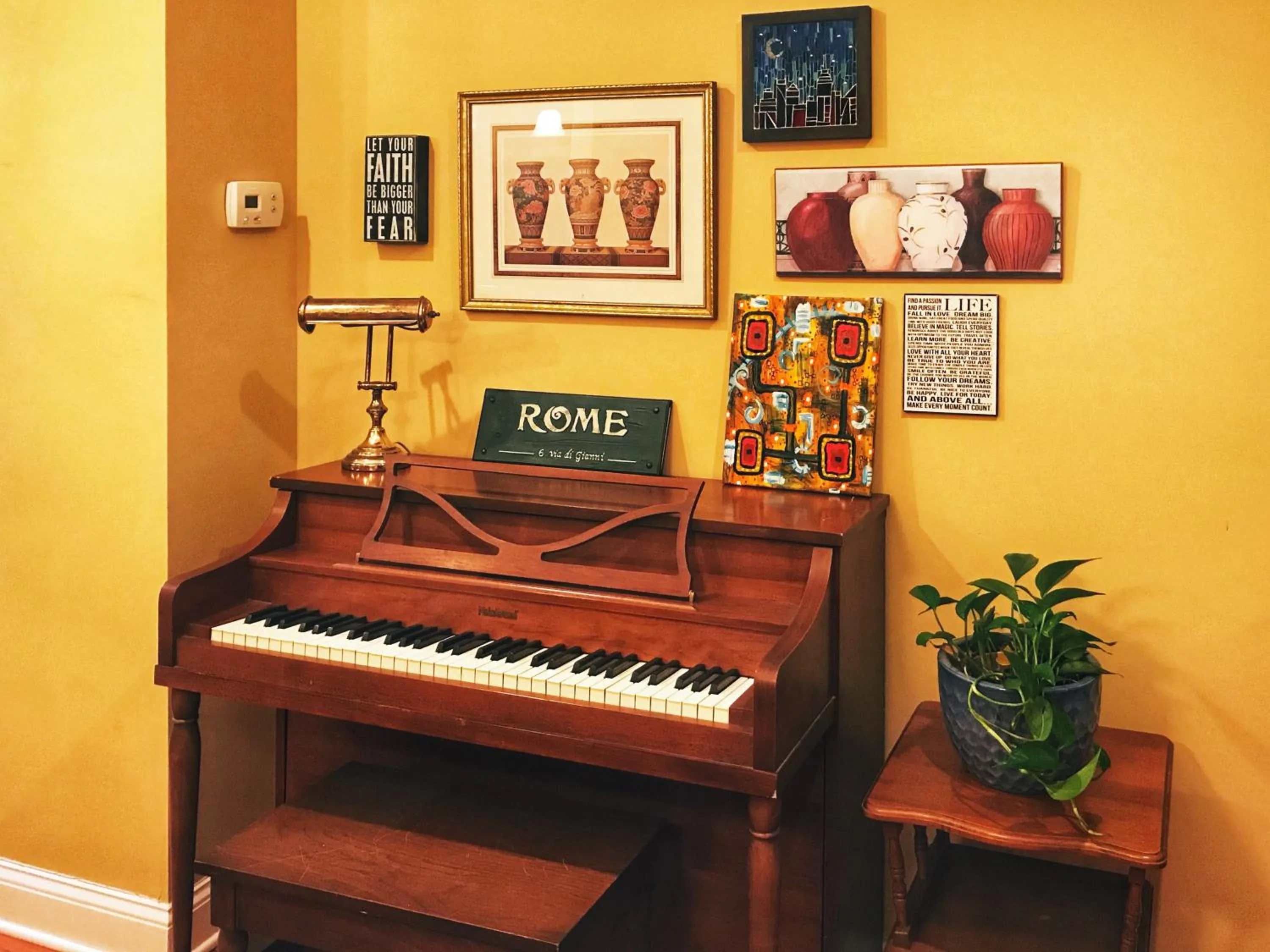 Decorative detail in Tuscany 2900 - Classic Italian Style 3BR w Parking near Airport