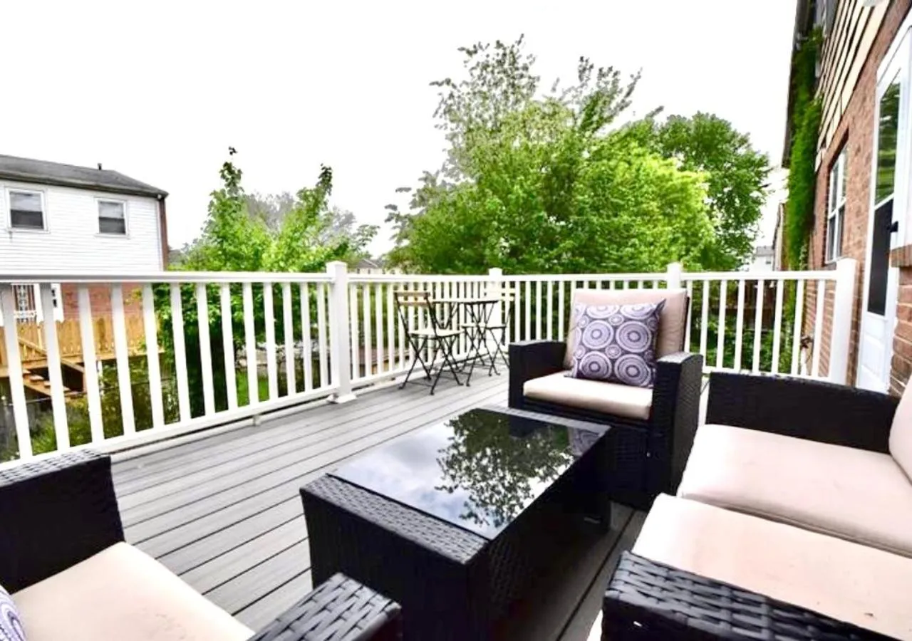 Garden in Tuscany 2900 - Classic Italian Style 3BR w Parking near Airport