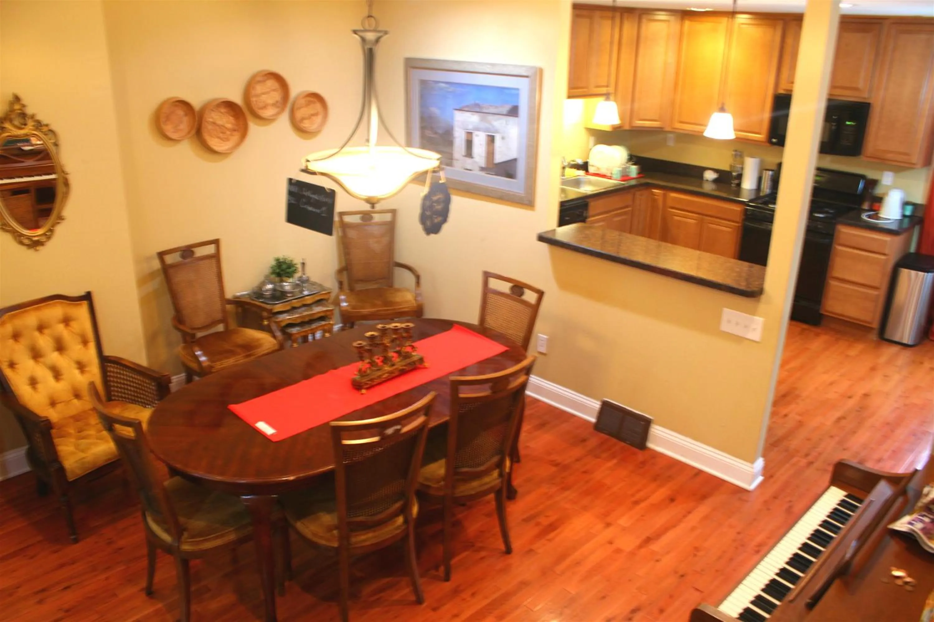 Kitchen or kitchenette in Tuscany 2900 - Classic Italian Style 3BR w Parking near Airport