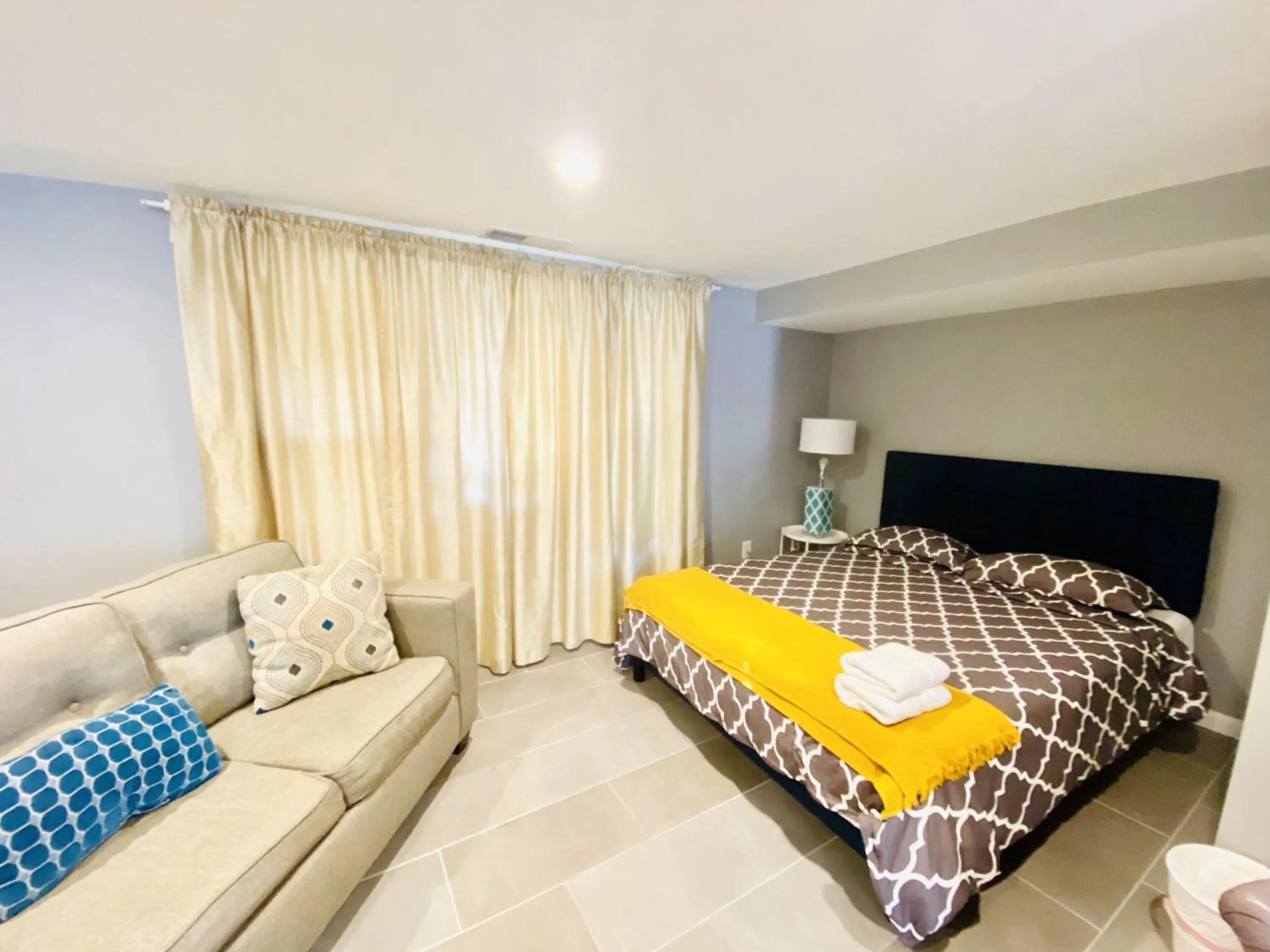 Bed in Tuscany 2900 - Classic Italian Style 3BR w Parking near Airport