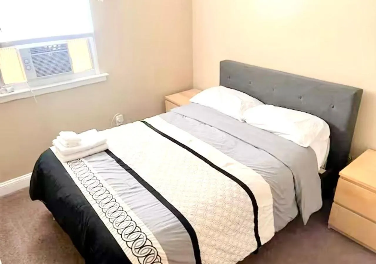 Bed in Tuscany 2900 - Classic Italian Style 3BR w Parking near Airport