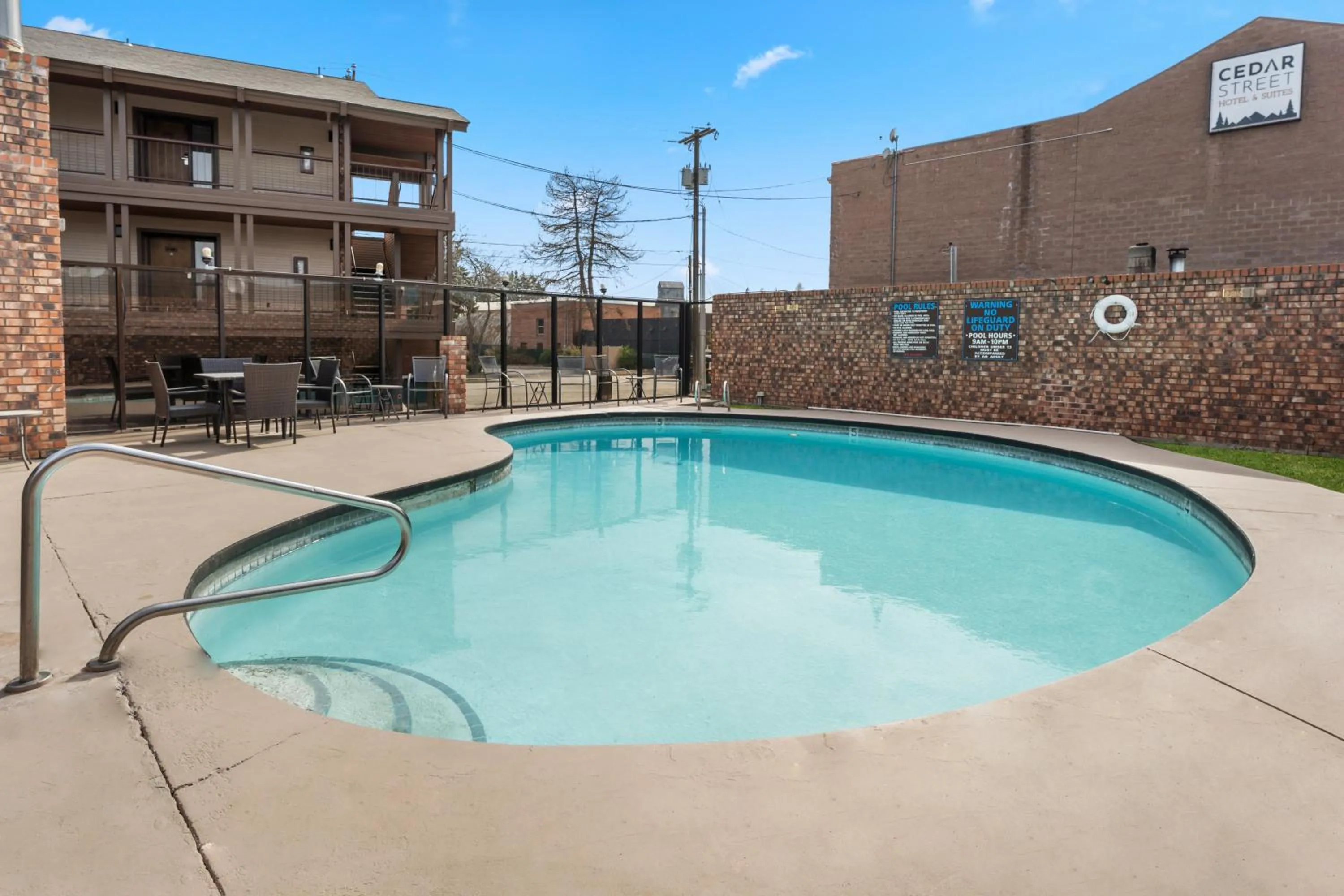 Cedar Street Hotel & Suites