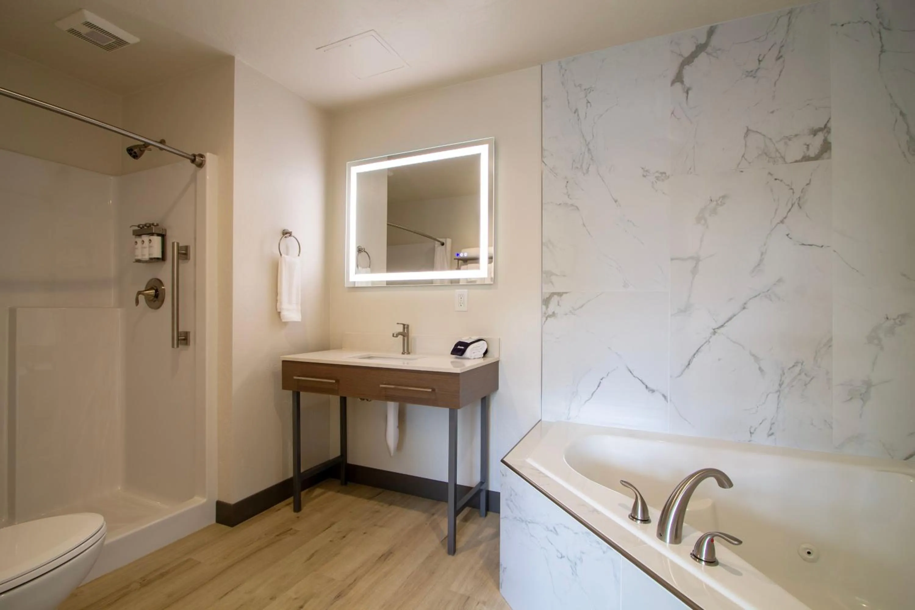 Cedar Street Hotel & Suites