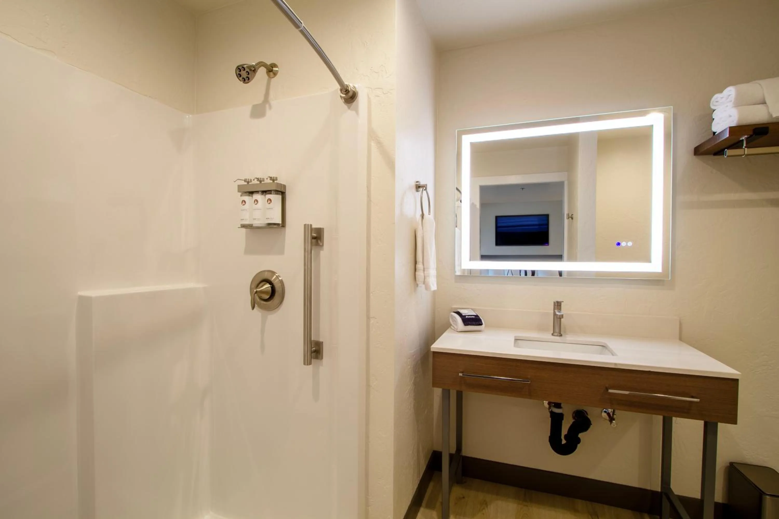 Shower in Cedar Street Hotel & Suites