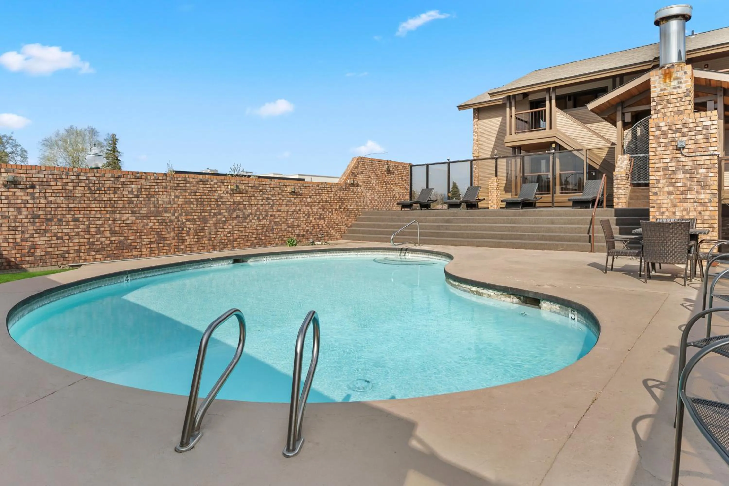 Cedar Street Hotel & Suites