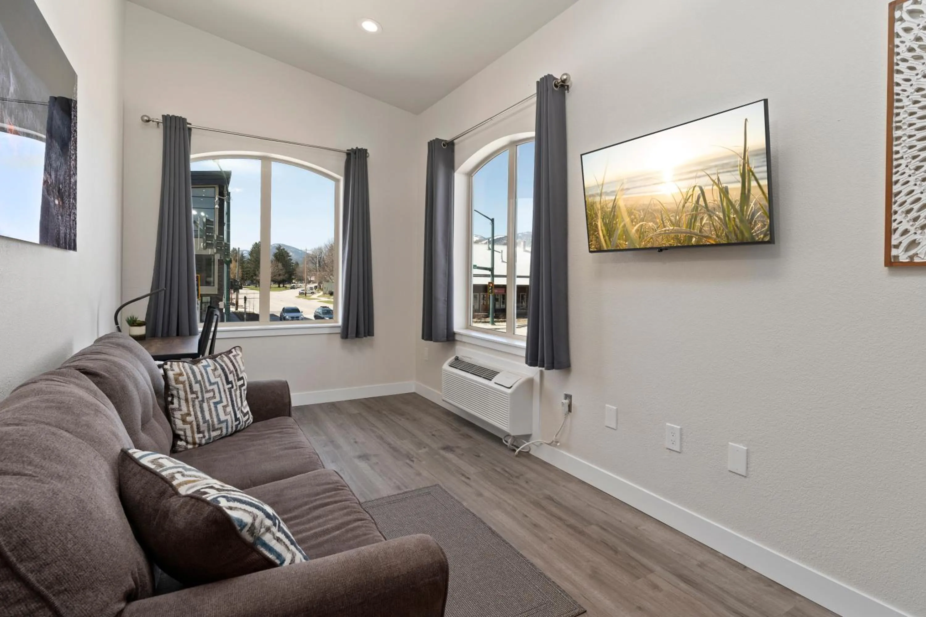 Cedar Street Hotel & Suites