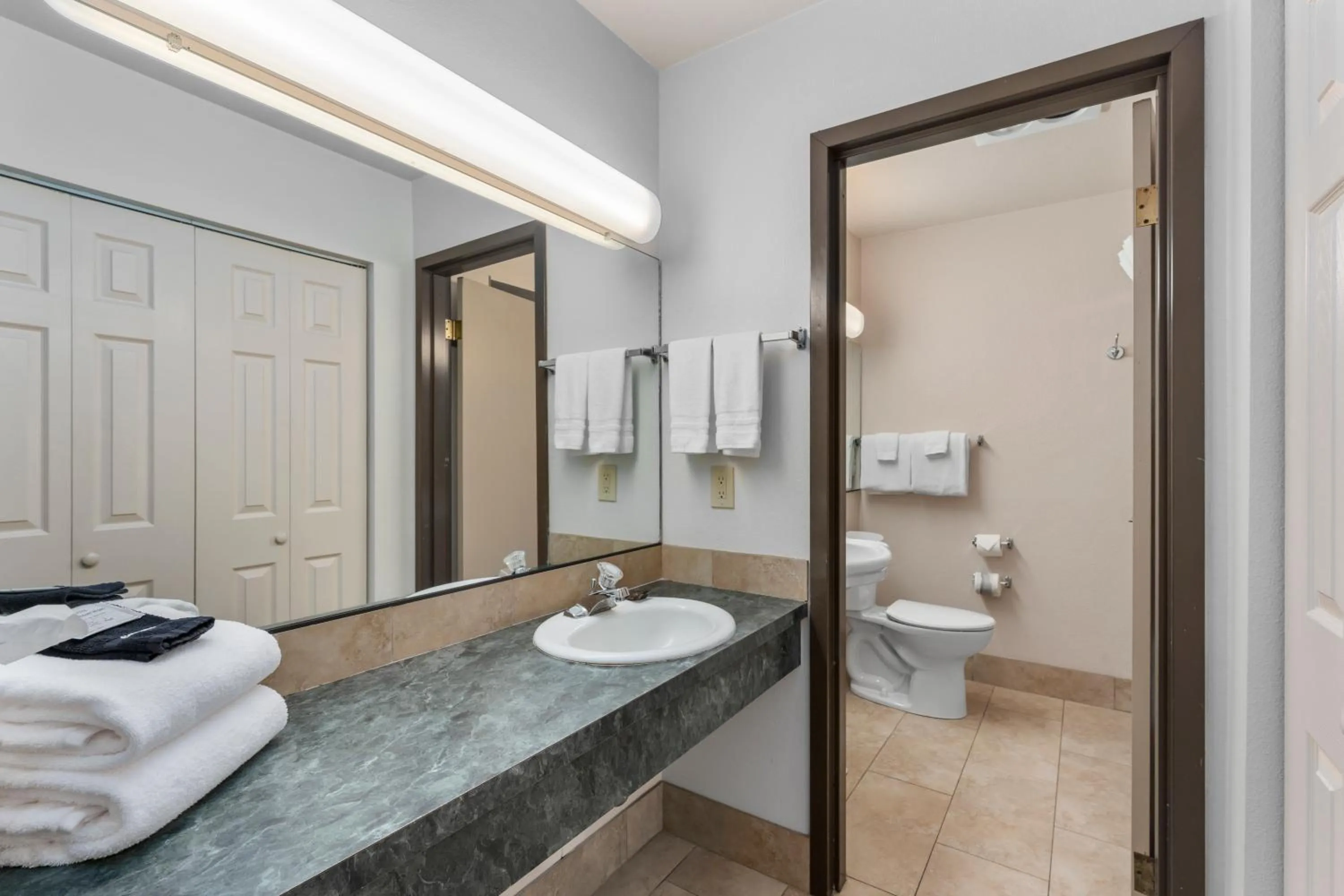 Cedar Street Hotel & Suites