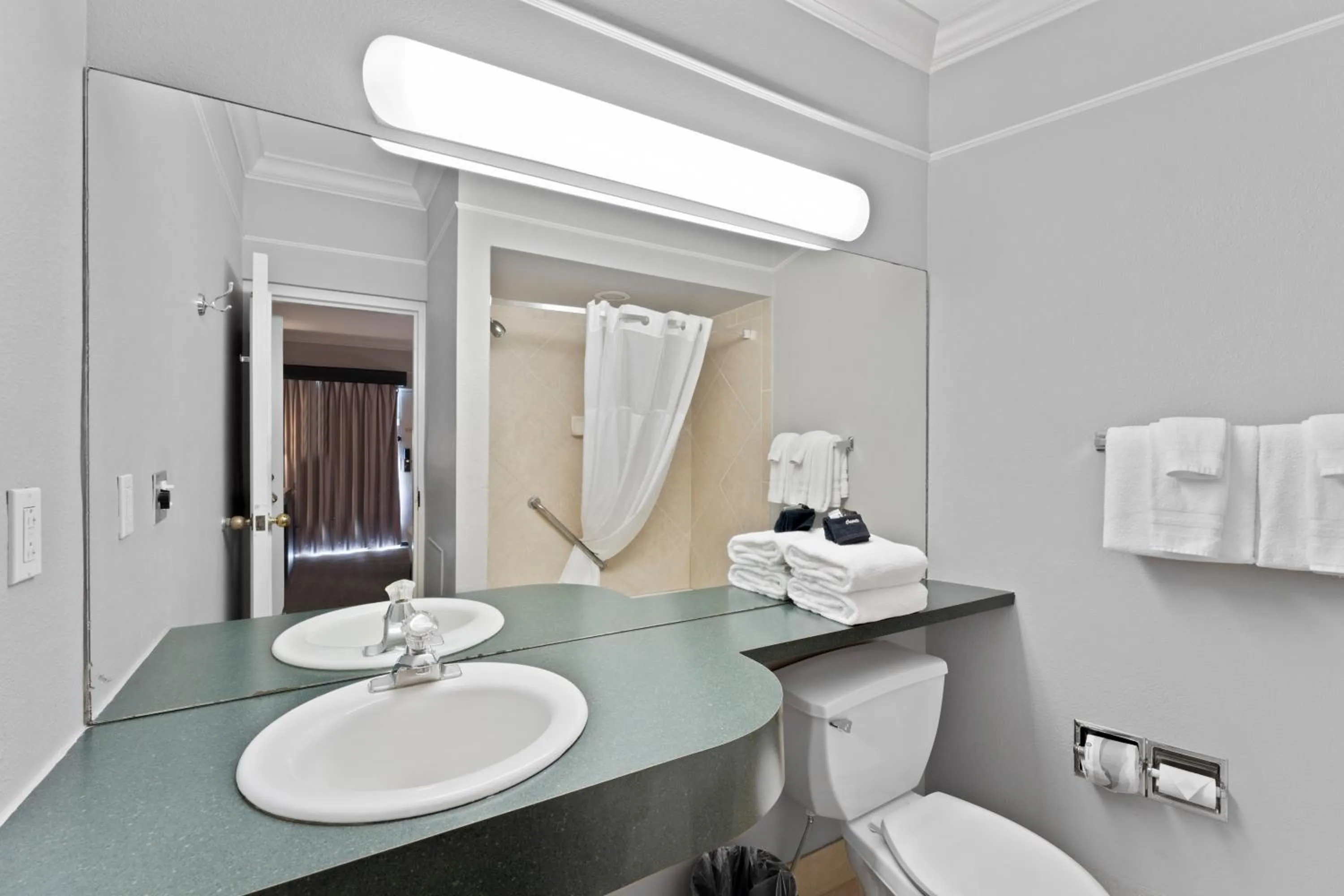 Cedar Street Hotel & Suites