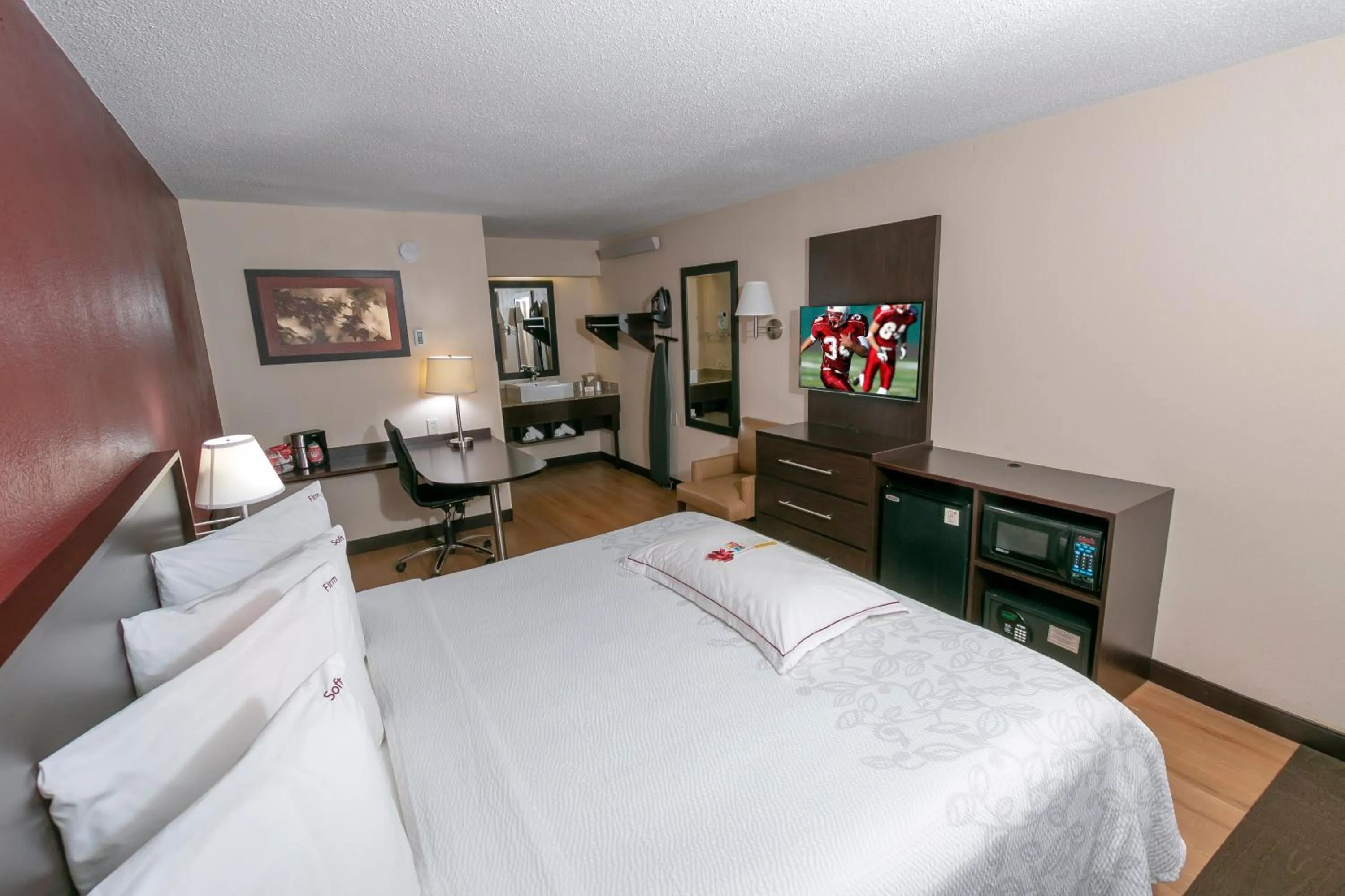 Photo of the whole room, Bed in Red Roof Inn PLUS+ Baltimore - Washington DC/BWI South