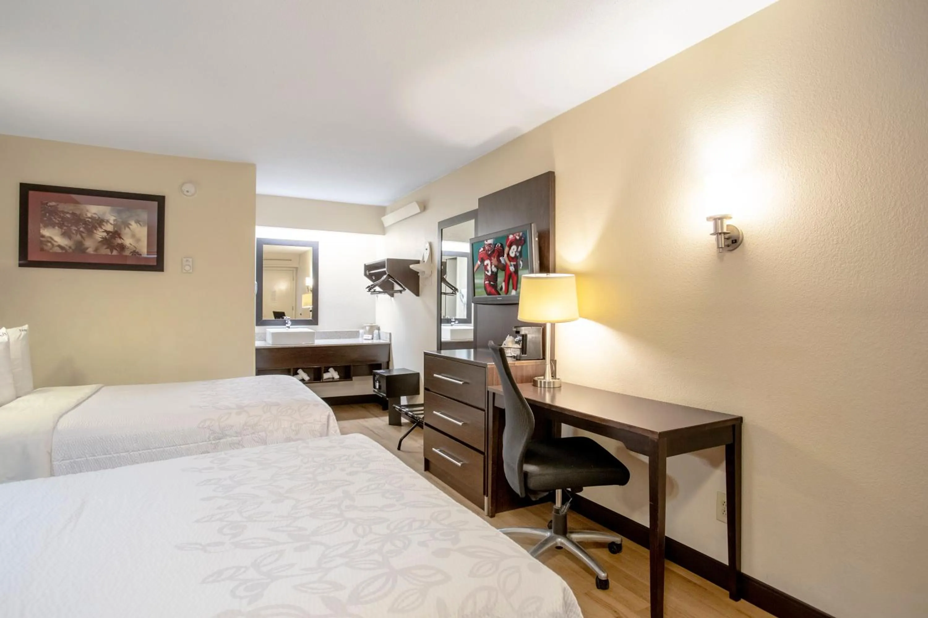 Photo of the whole room, Bed in Red Roof Inn PLUS+ Baltimore - Washington DC/BWI South