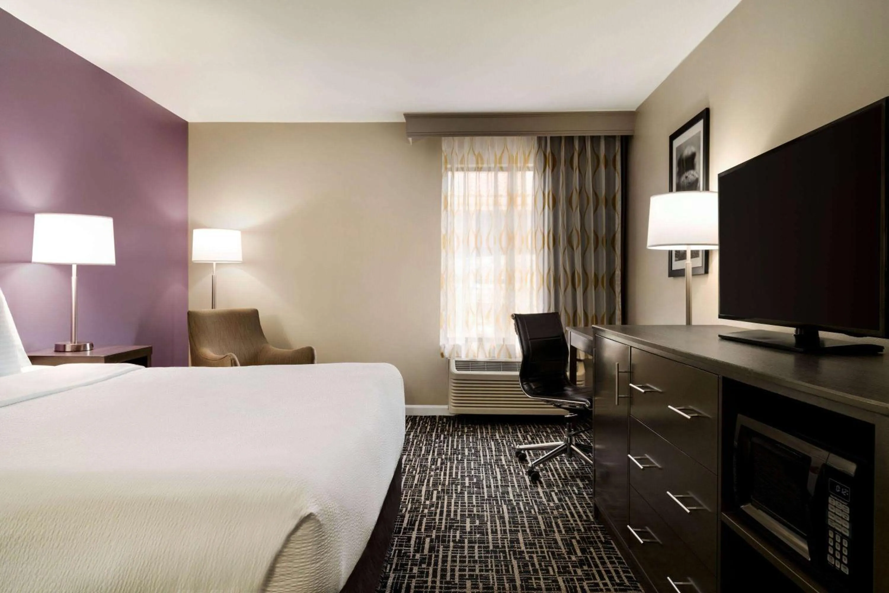 Photo of the whole room in La Quinta Inn by Wyndham Waldorf