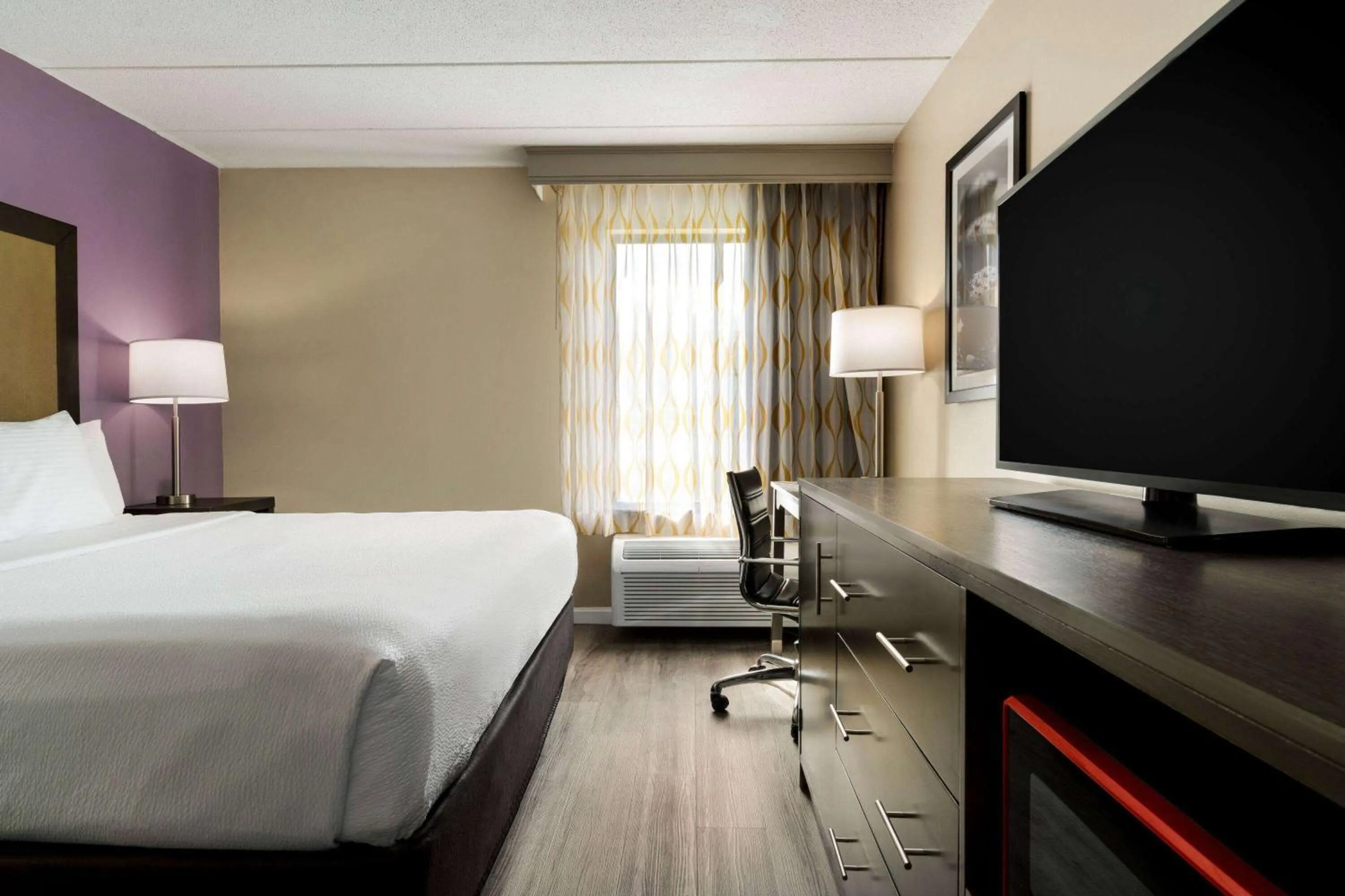 Photo of the whole room in La Quinta Inn by Wyndham Waldorf