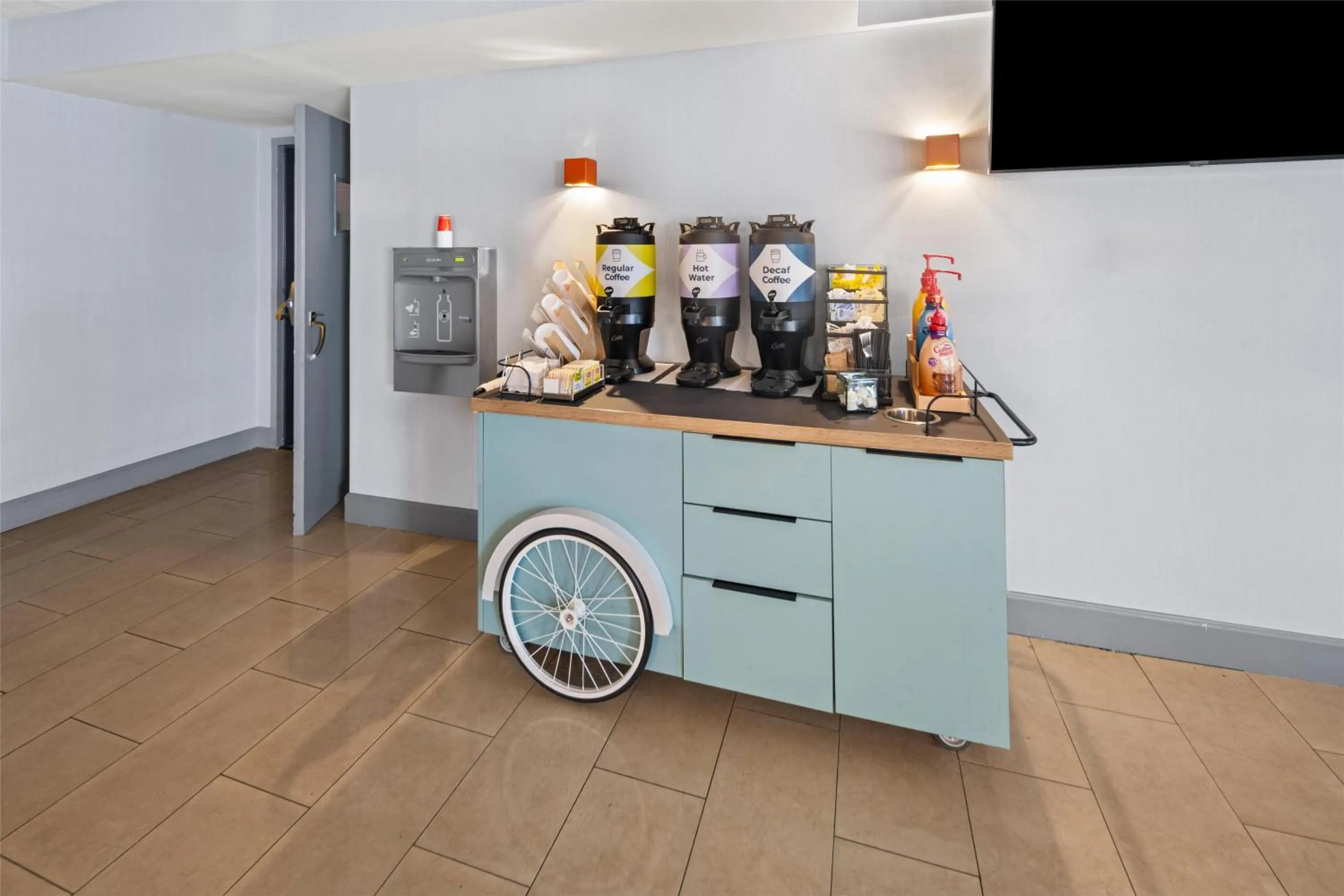 Dining area in Spark by Hilton Waldorf