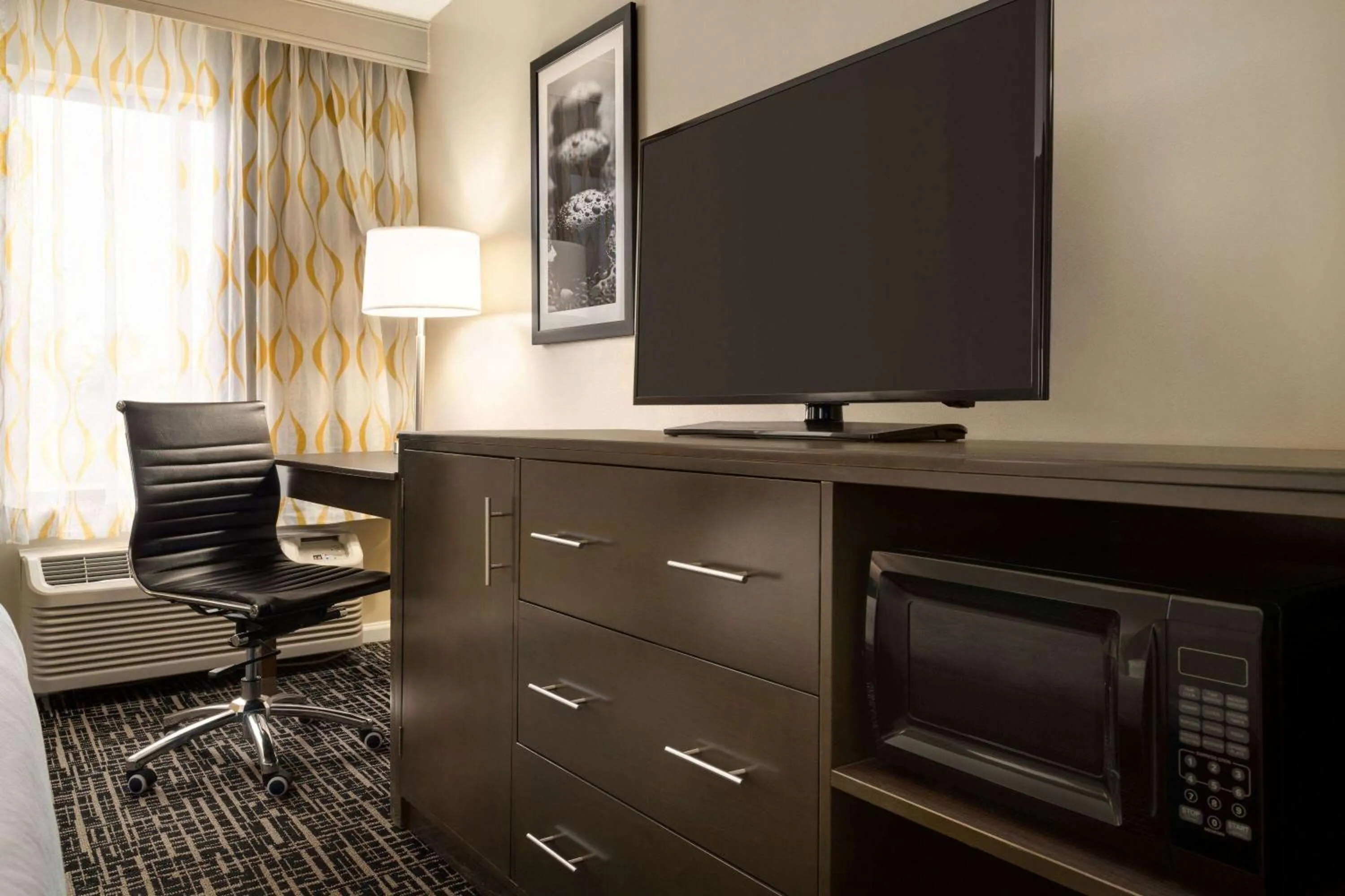 Photo of the whole room in La Quinta Inn by Wyndham Waldorf