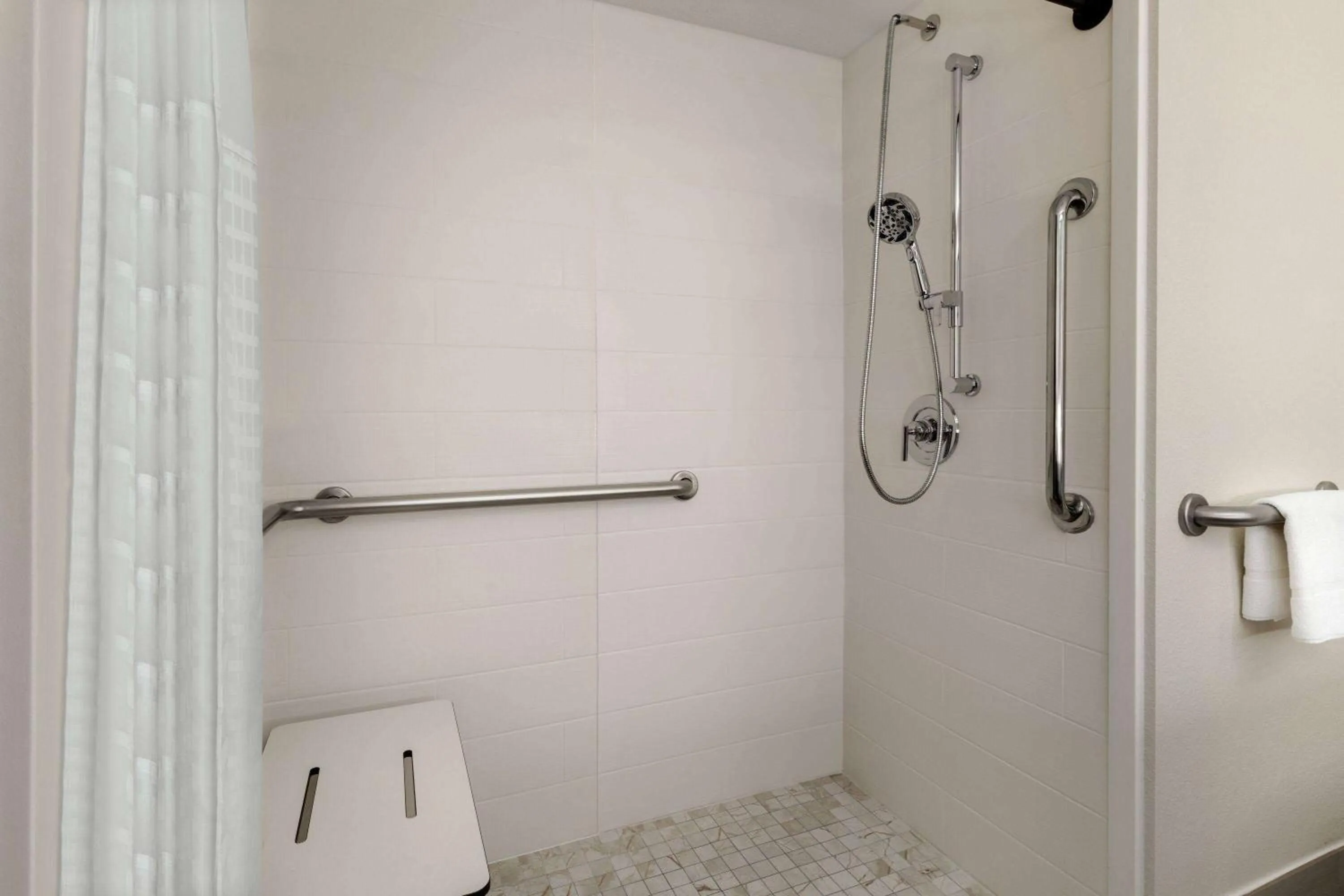 Shower in La Quinta Inn by Wyndham Waldorf