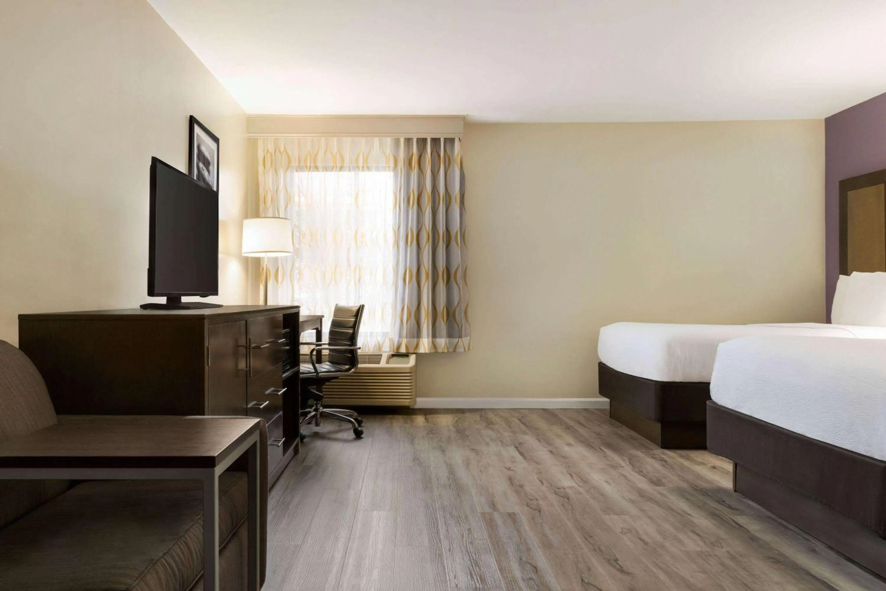 Photo of the whole room in La Quinta Inn by Wyndham Waldorf