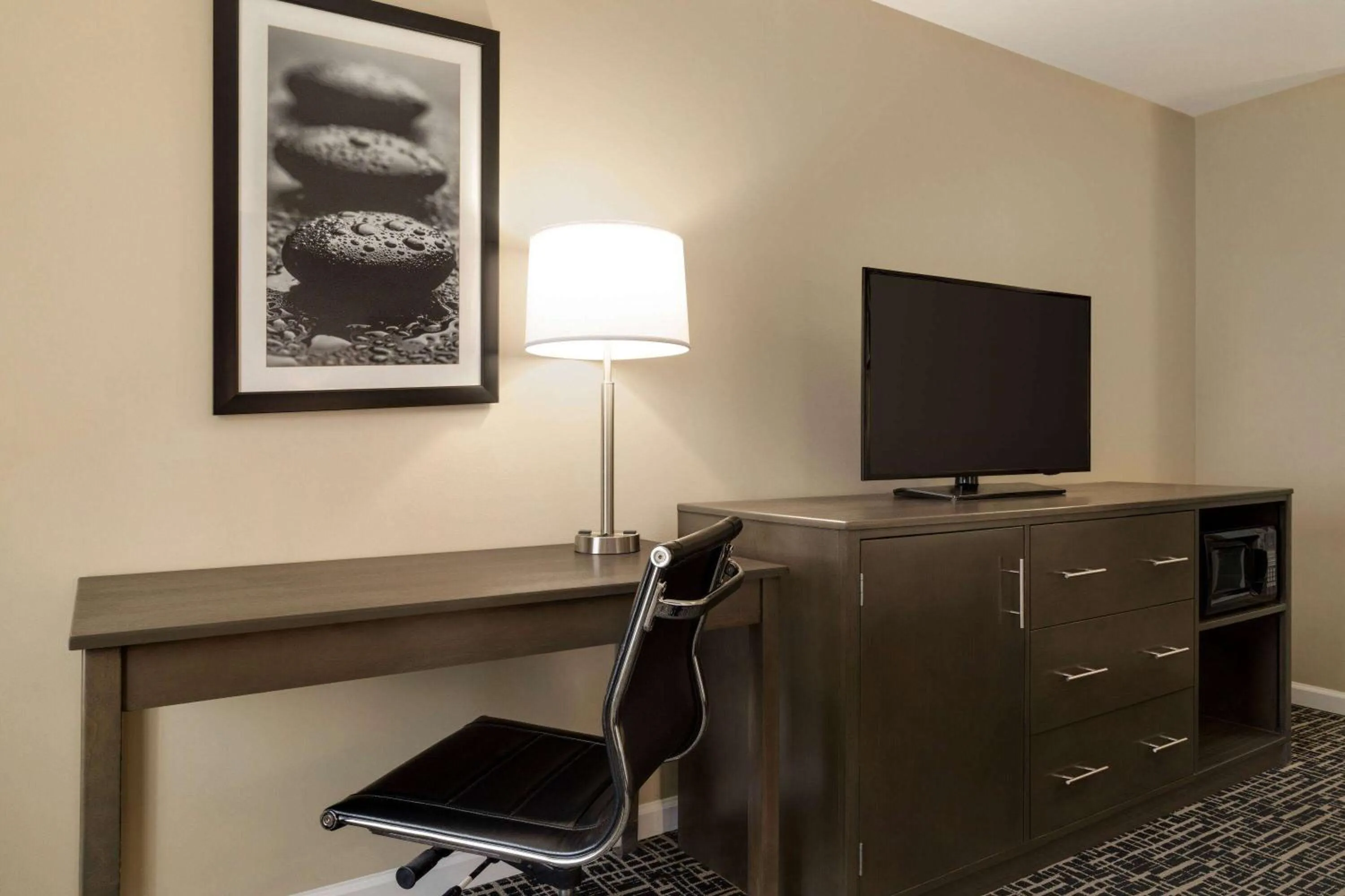 Photo of the whole room in La Quinta Inn by Wyndham Waldorf