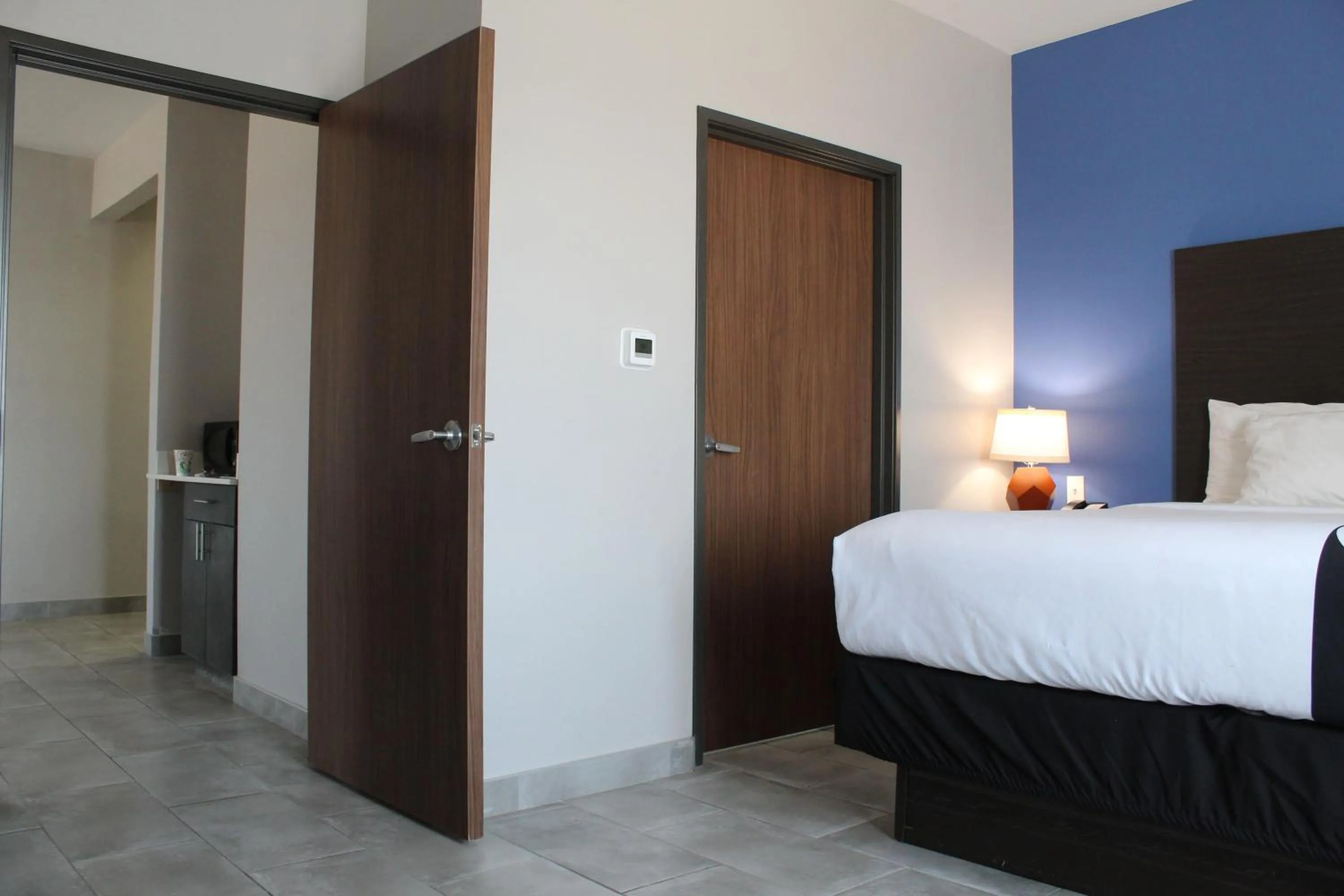 Photo of the whole room, Bed in La Quinta Inn and Suites by Wyndham - Schertz