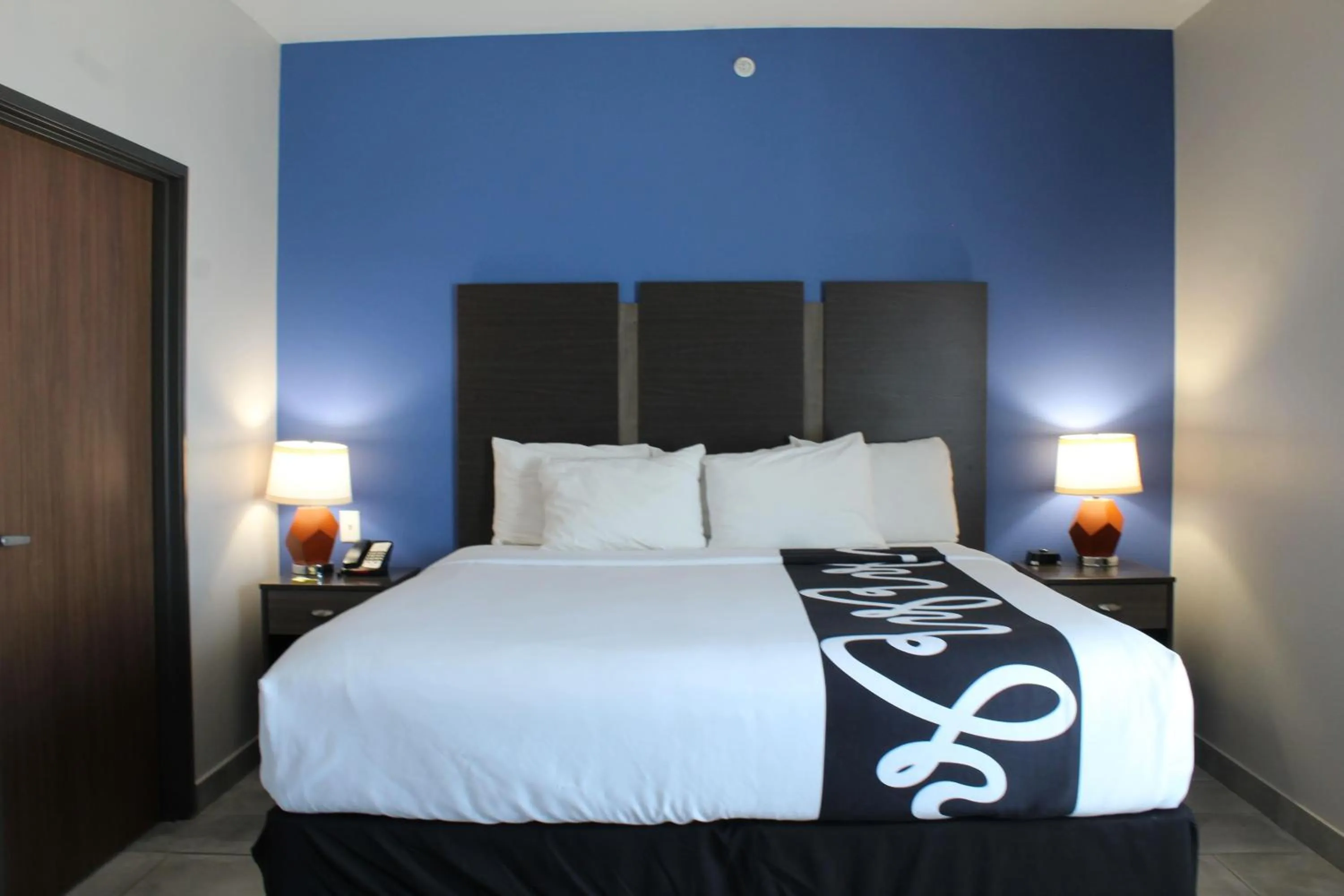 Photo of the whole room, Bed in La Quinta Inn and Suites by Wyndham - Schertz