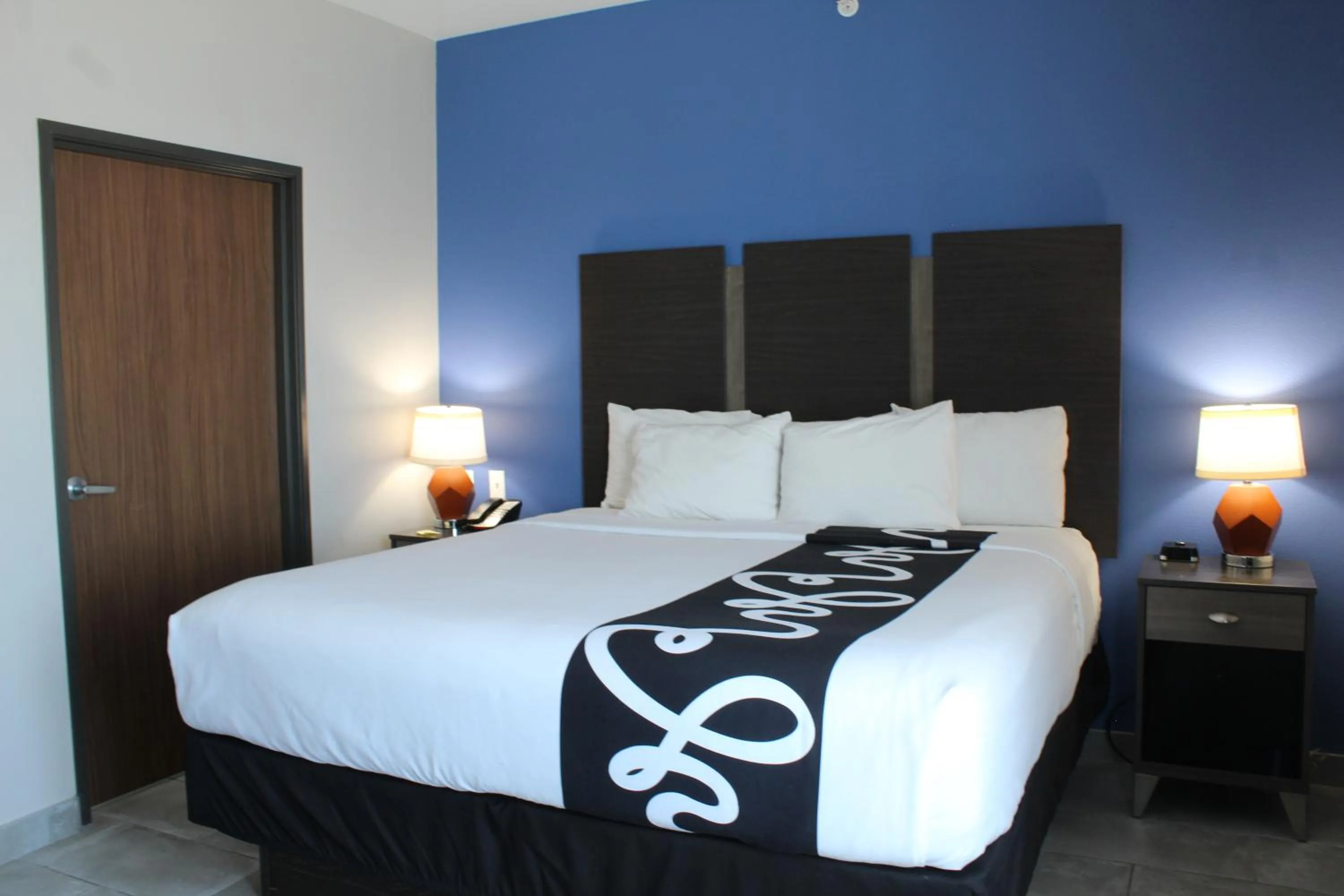 Bed in La Quinta Inn and Suites by Wyndham - Schertz