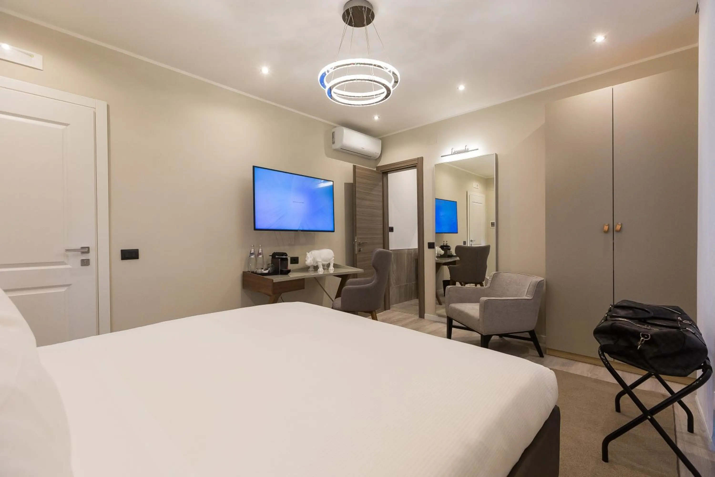 Photo of the whole room, Bed in Clementi Portrait