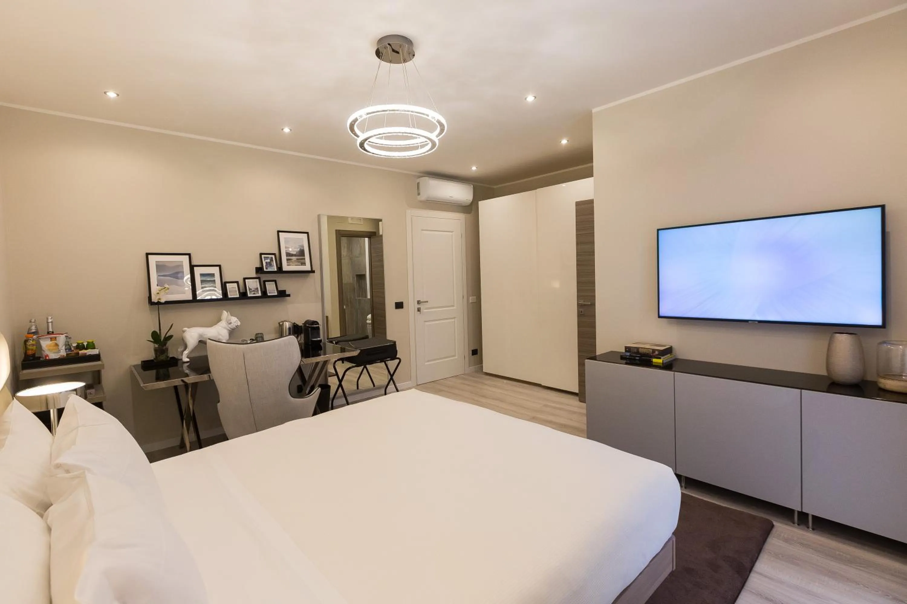 Photo of the whole room, Bed in Clementi Portrait