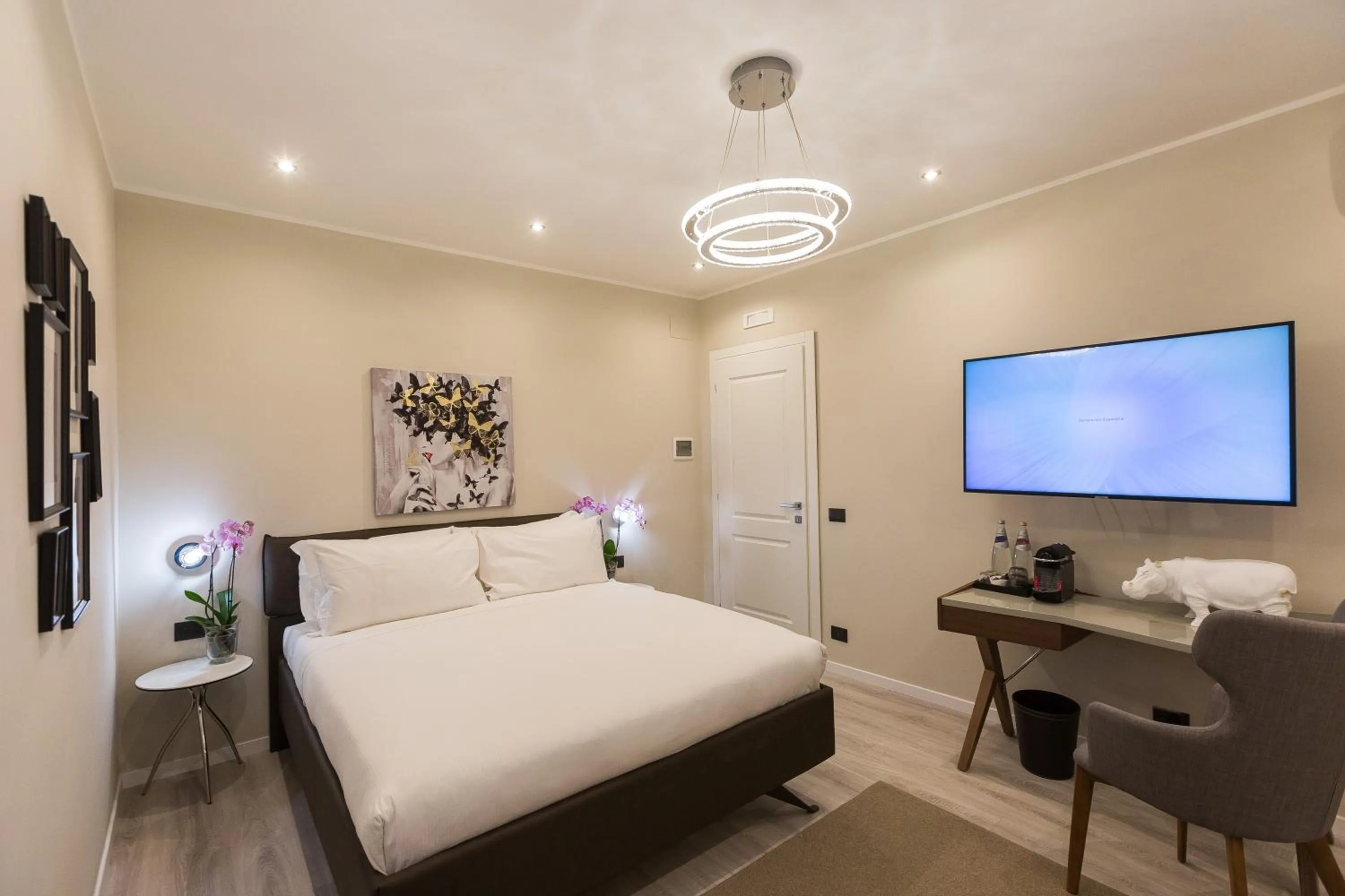 Photo of the whole room, Bed in Clementi Portrait