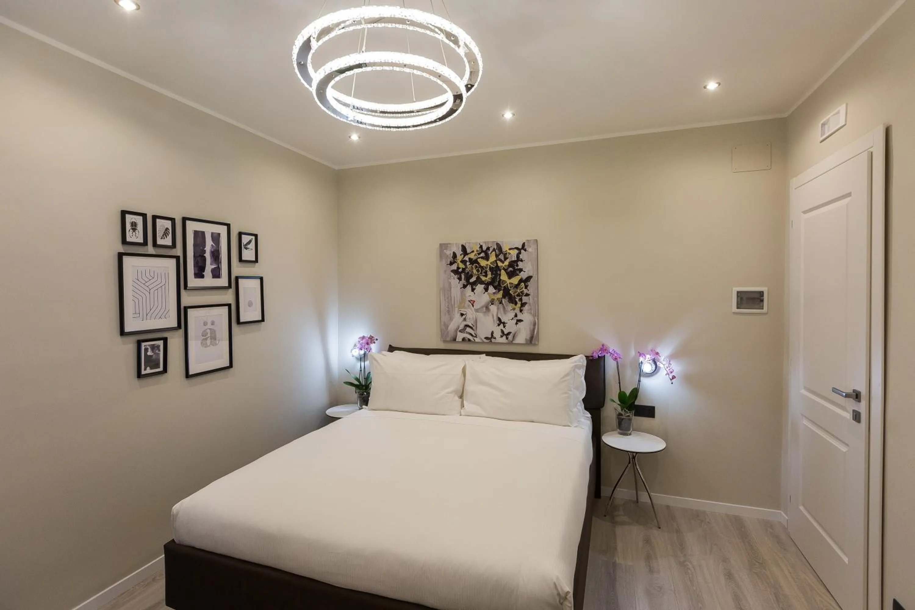 Photo of the whole room, Bed in Clementi Portrait