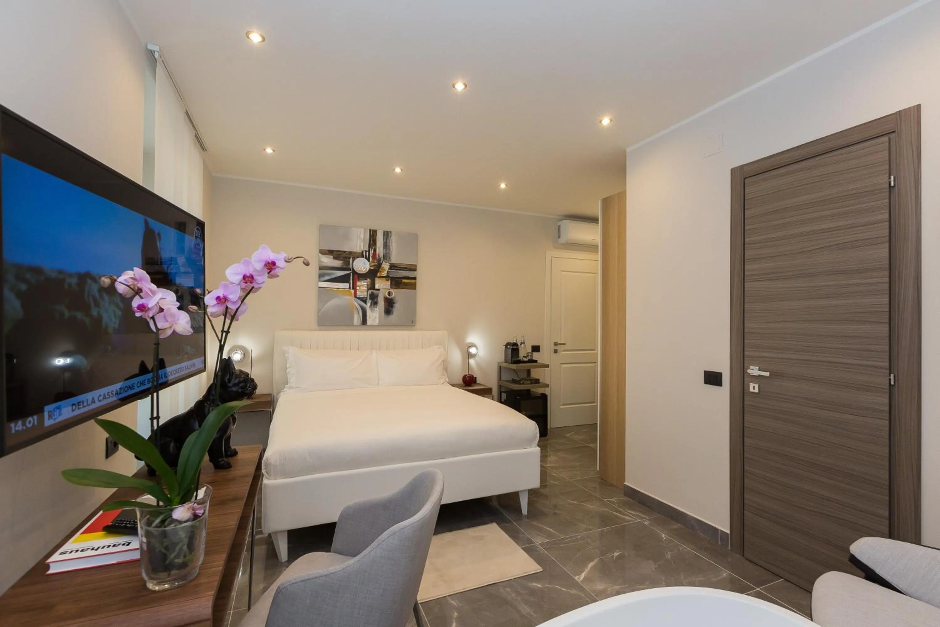 Photo of the whole room, Bed in Clementi Portrait