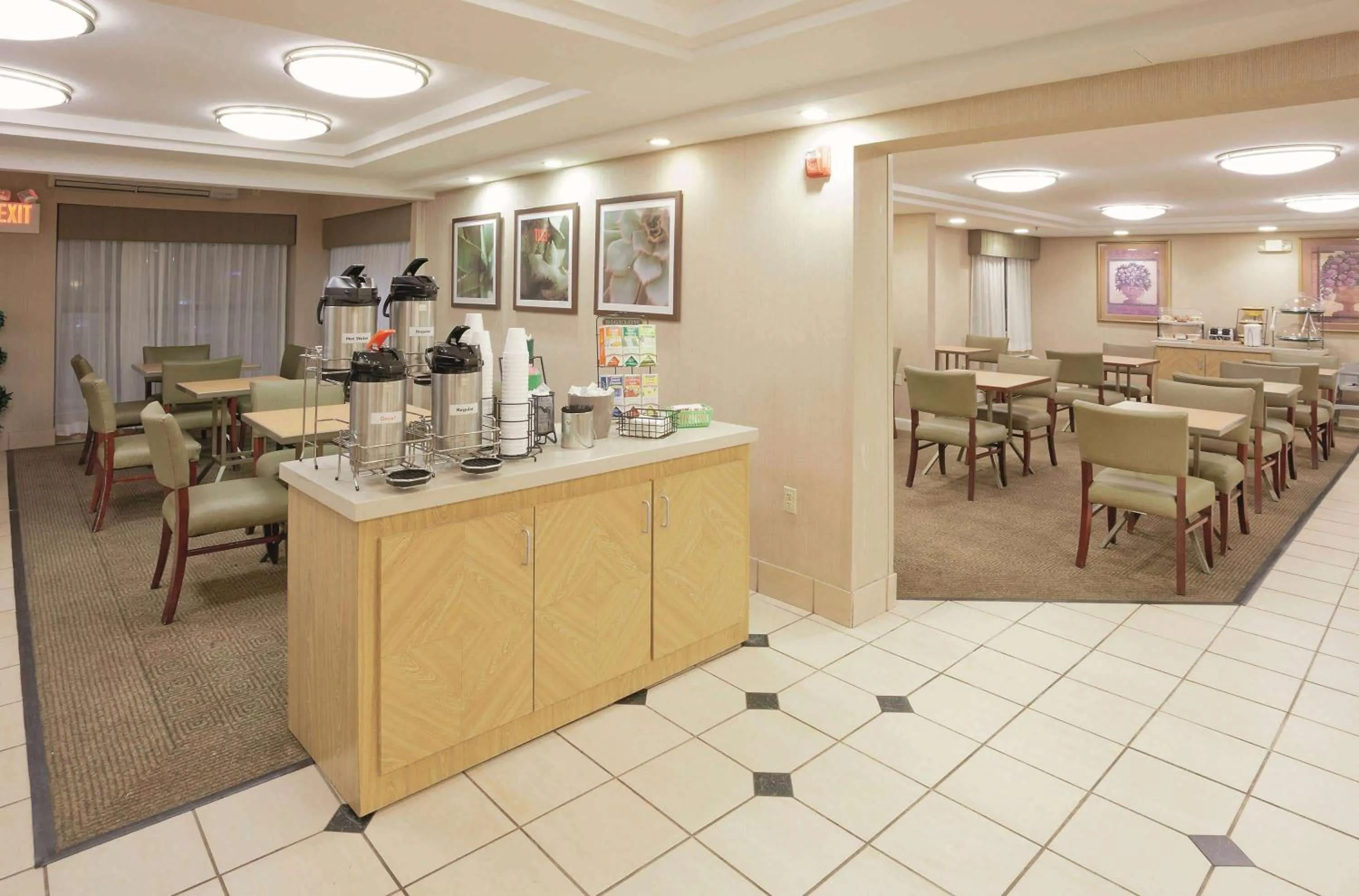Restaurant/places to eat in La Quinta by Wyndham Warwick Providence Airport