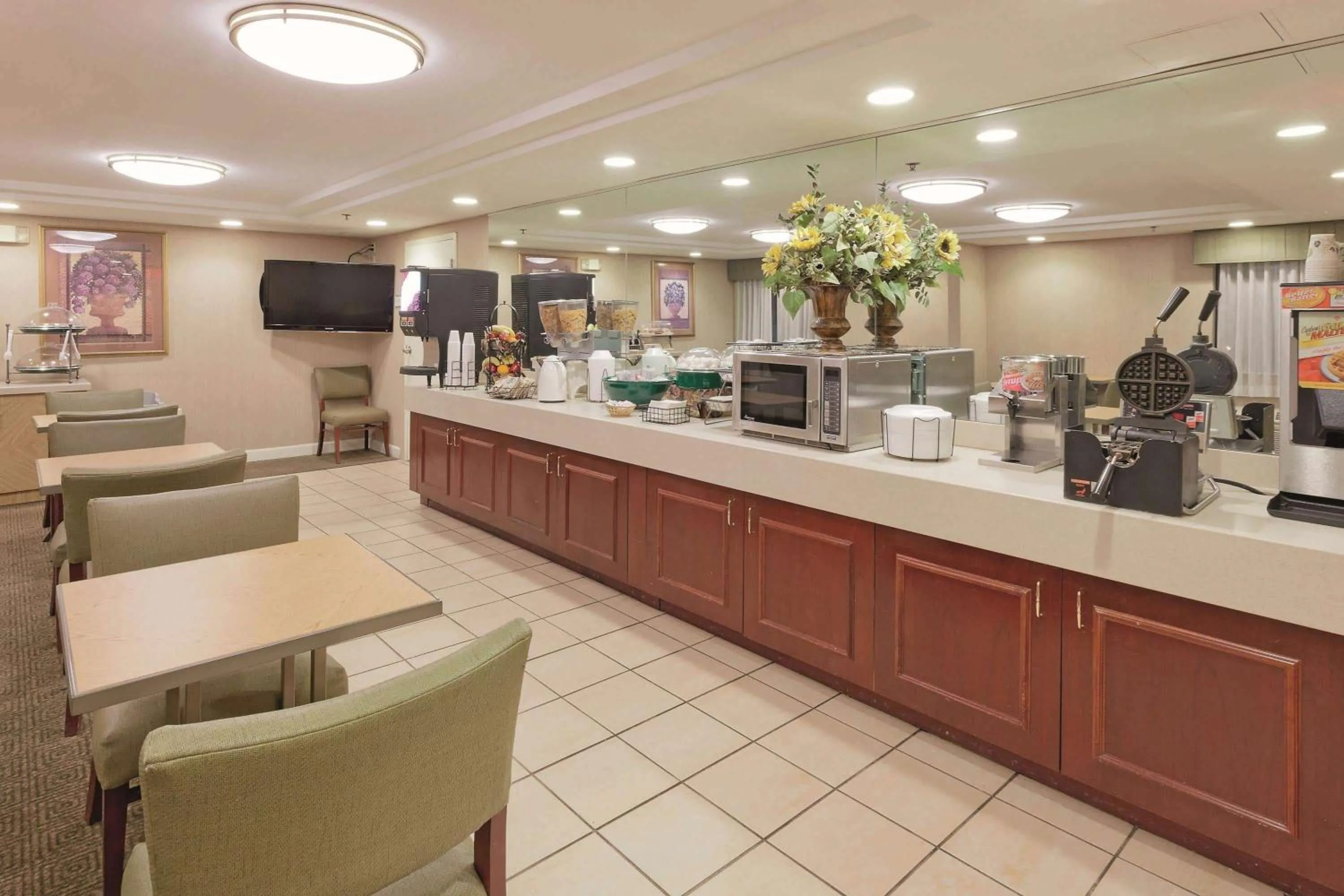 Restaurant/places to eat in La Quinta by Wyndham Warwick Providence Airport