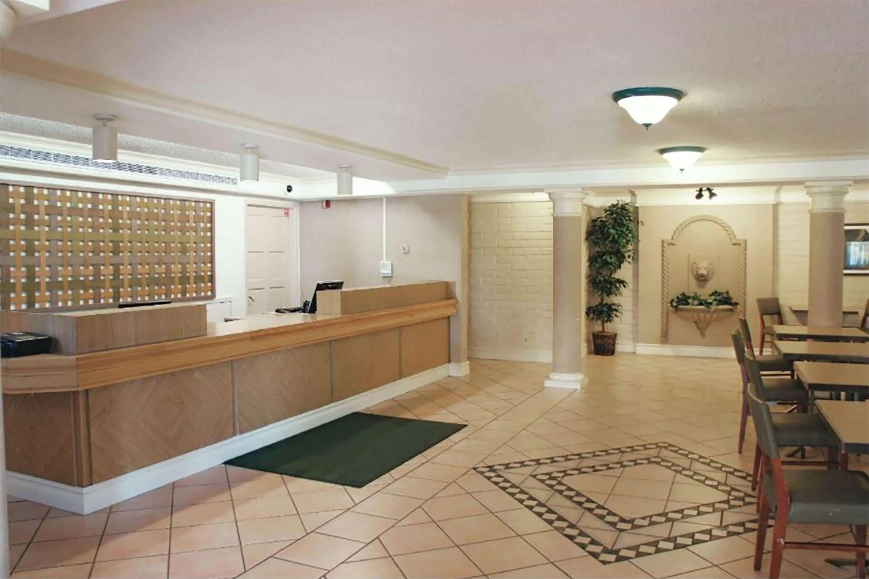 Lobby or reception in Baymont by Wyndham Houston La Porte