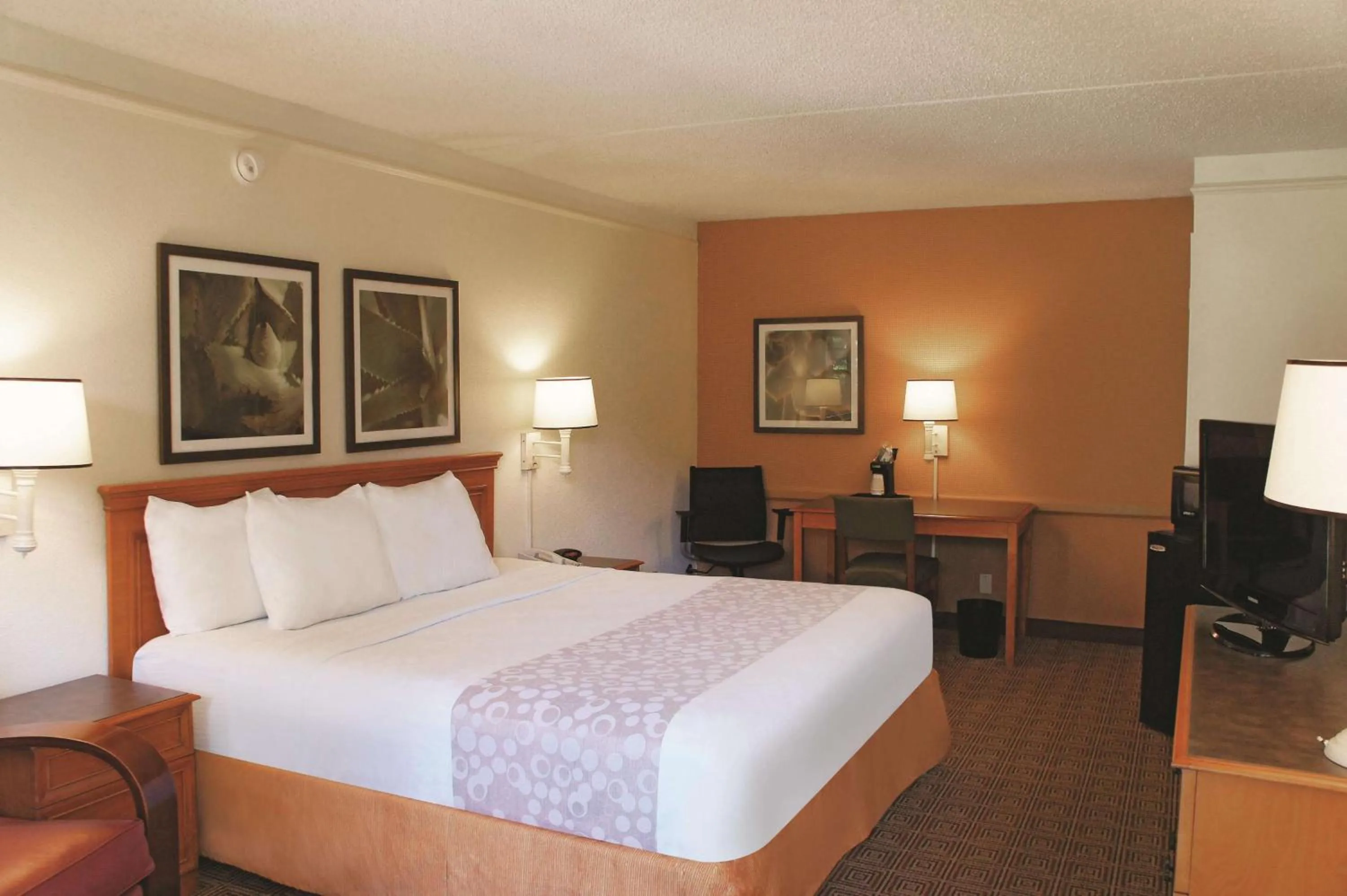 Photo of the whole room, Bed in Baymont by Wyndham Houston La Porte