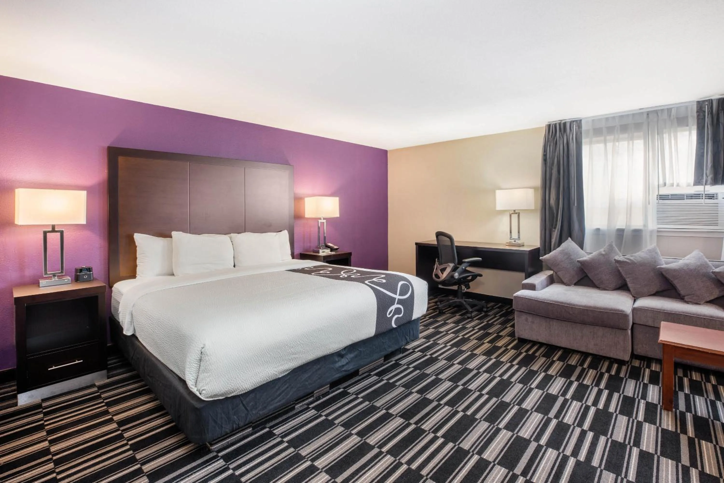 Photo of the whole room, Bed in La Quinta Inn by Wyndham Caldwell