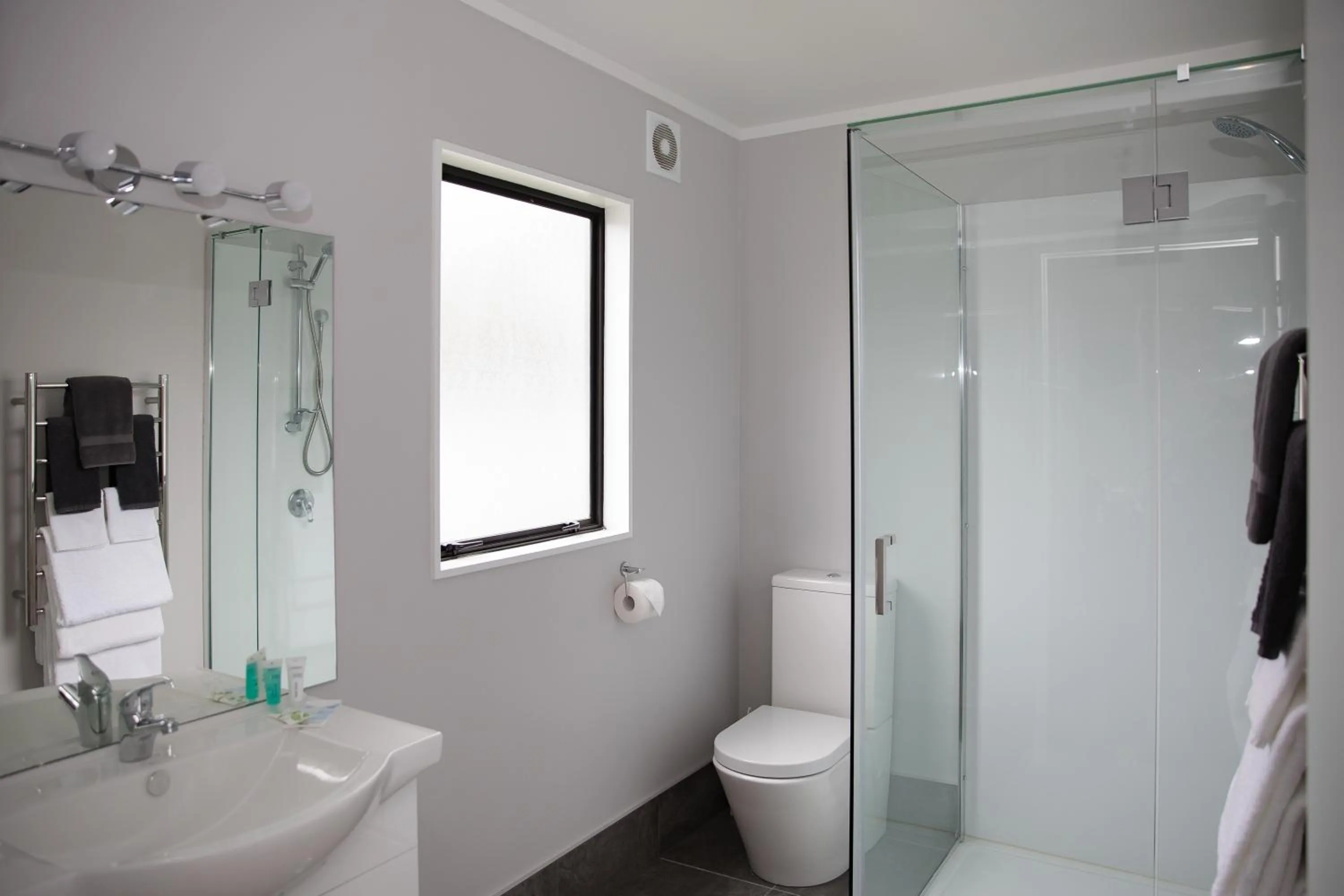 Bathroom in BKs Palm Court Motor Lodge