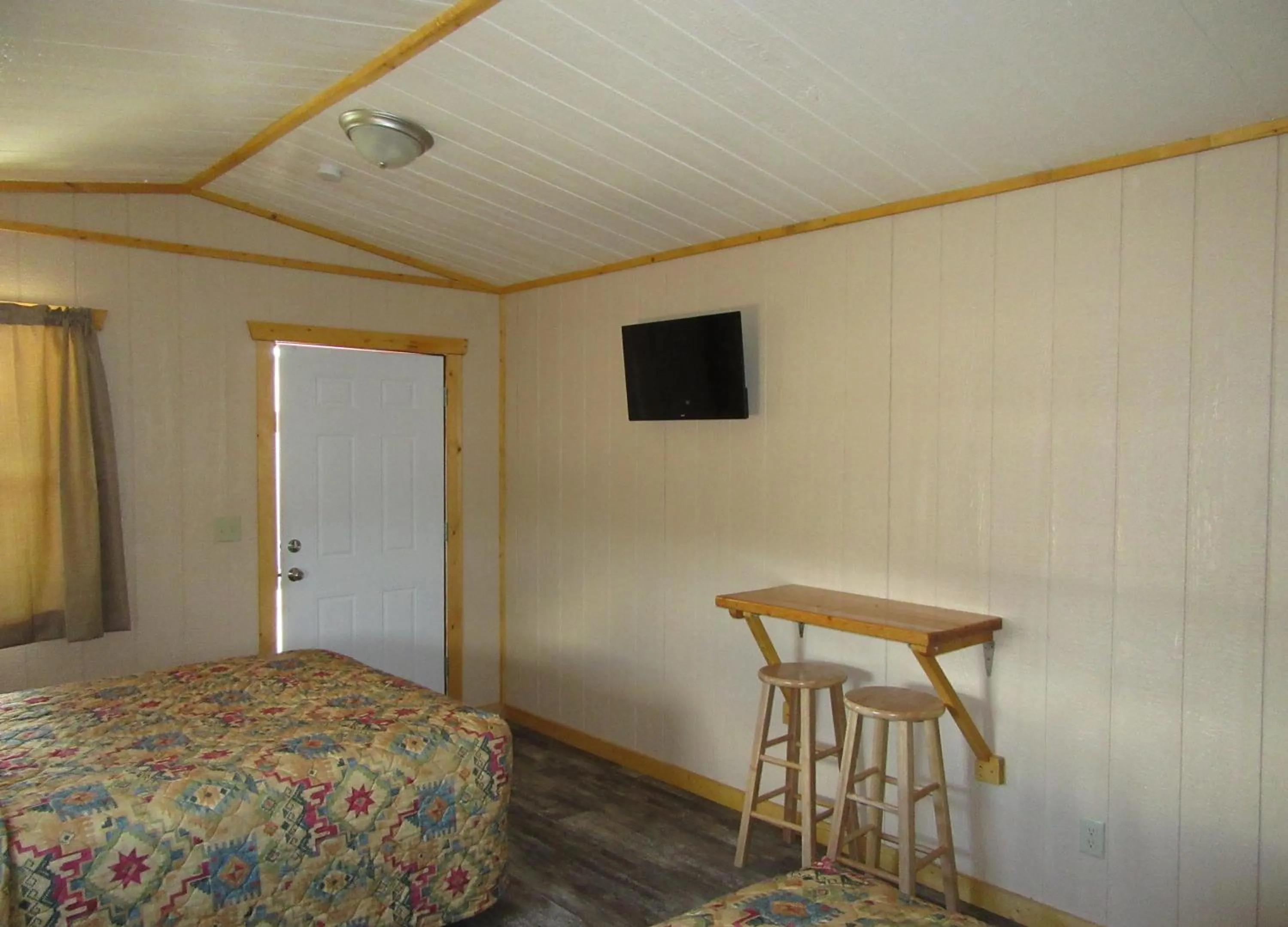 TV and multimedia, Bed in Big Bear Motel